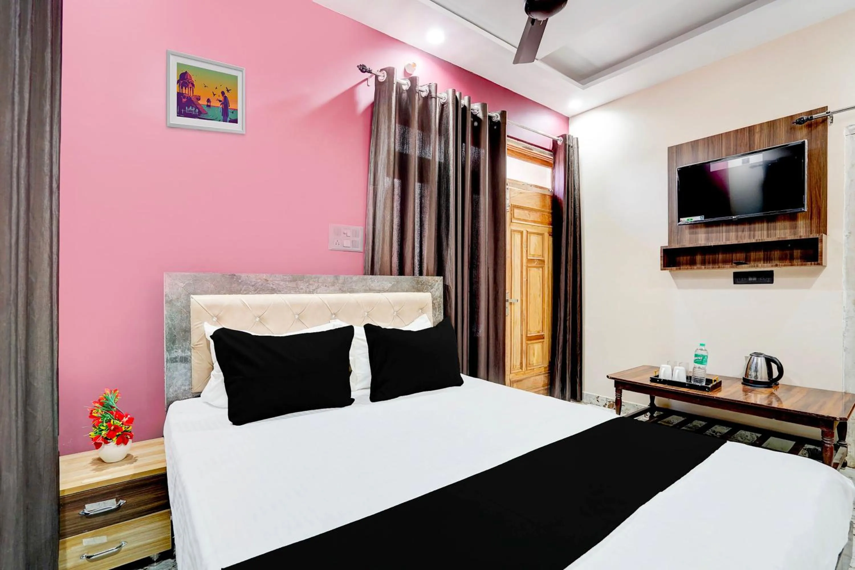 Bedroom, Bed in Hotel O Pramod Garden