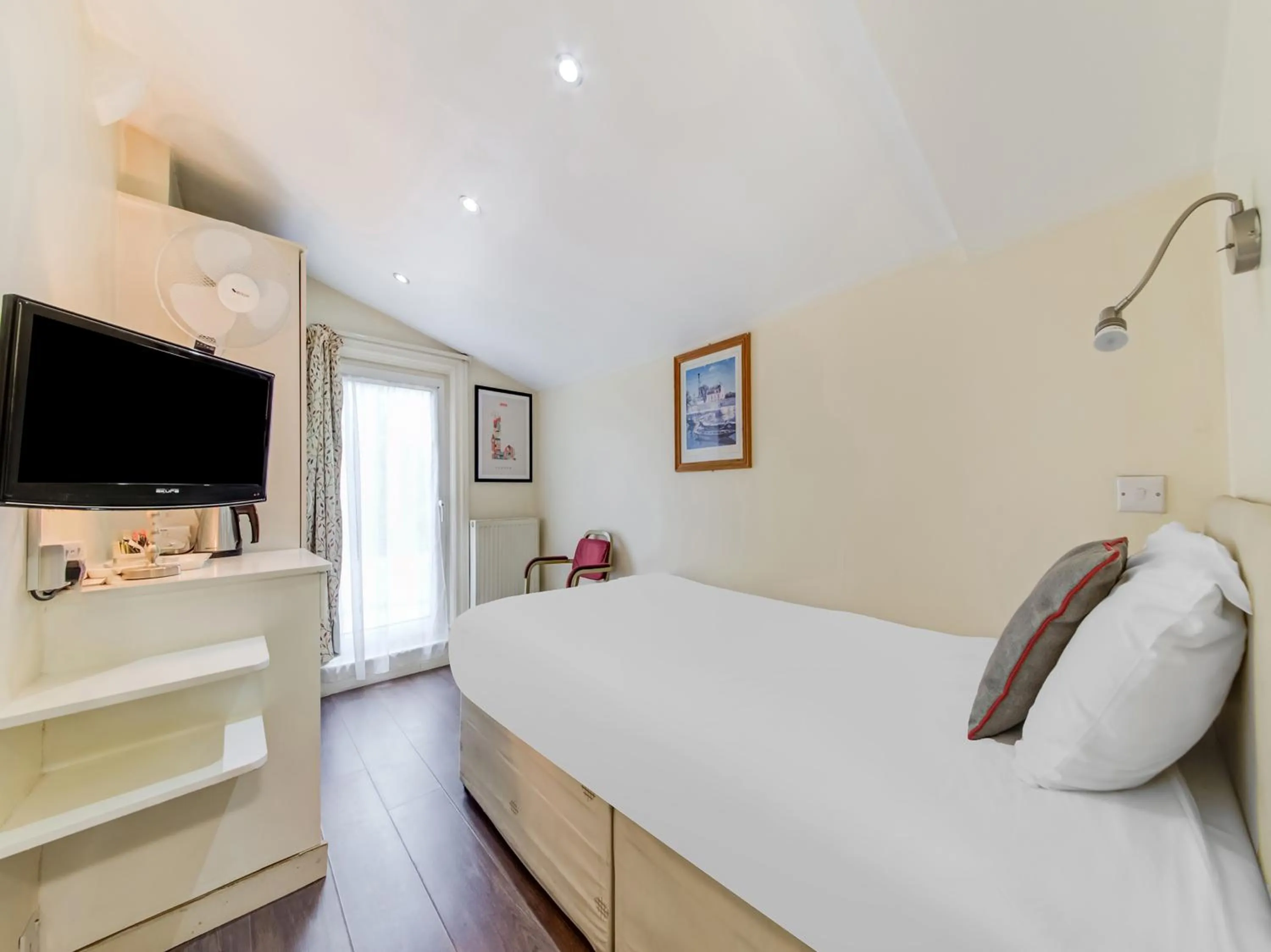 Bedroom, TV/Entertainment Center in OYO Grantly Hotel