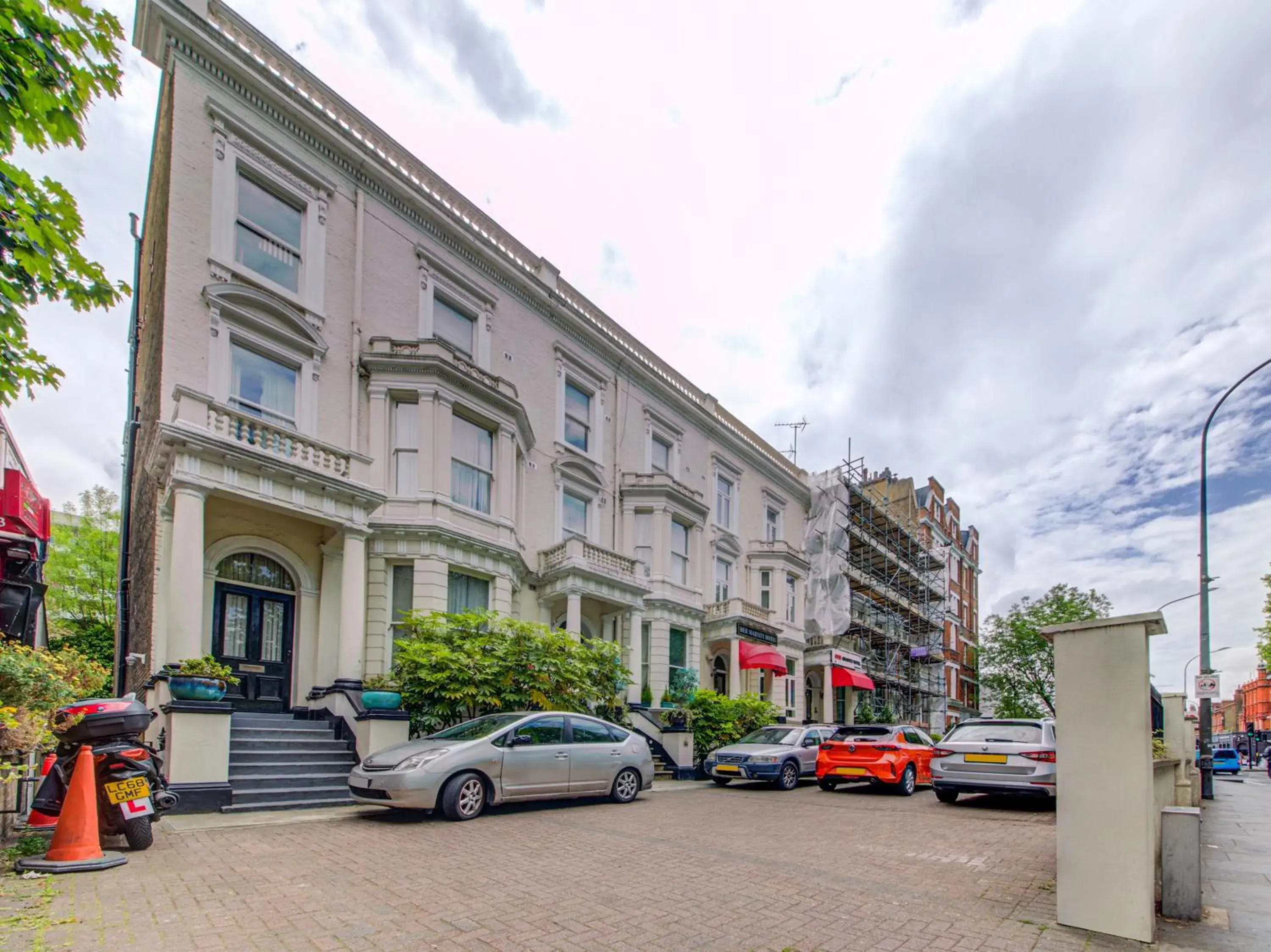 Facade/entrance, Property Building in OYO Grantly Hotel Facade/entrance, Property Building in OYO Grantly Hotel