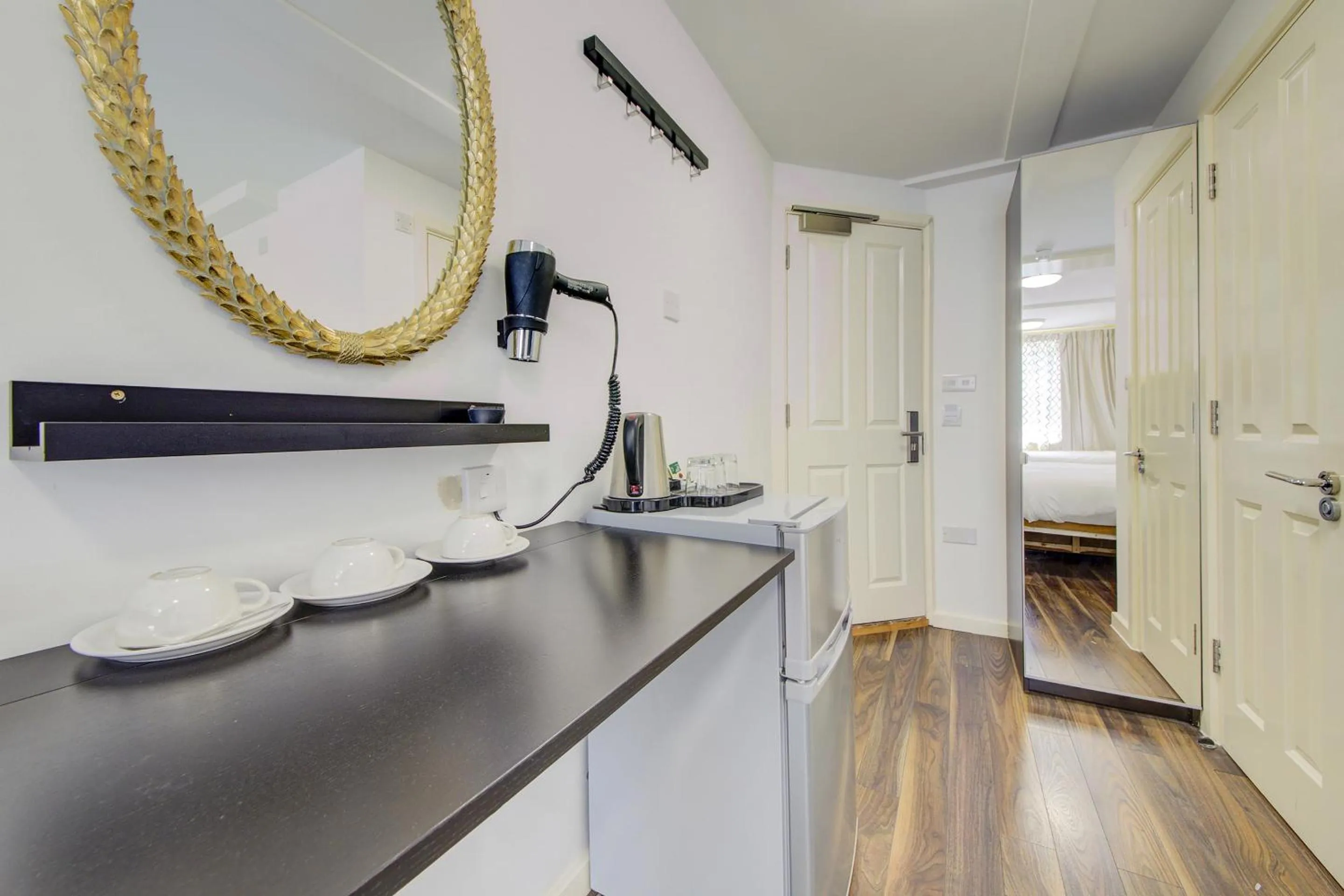 Bedroom, Kitchen/Kitchenette in OYO Grantly Hotel