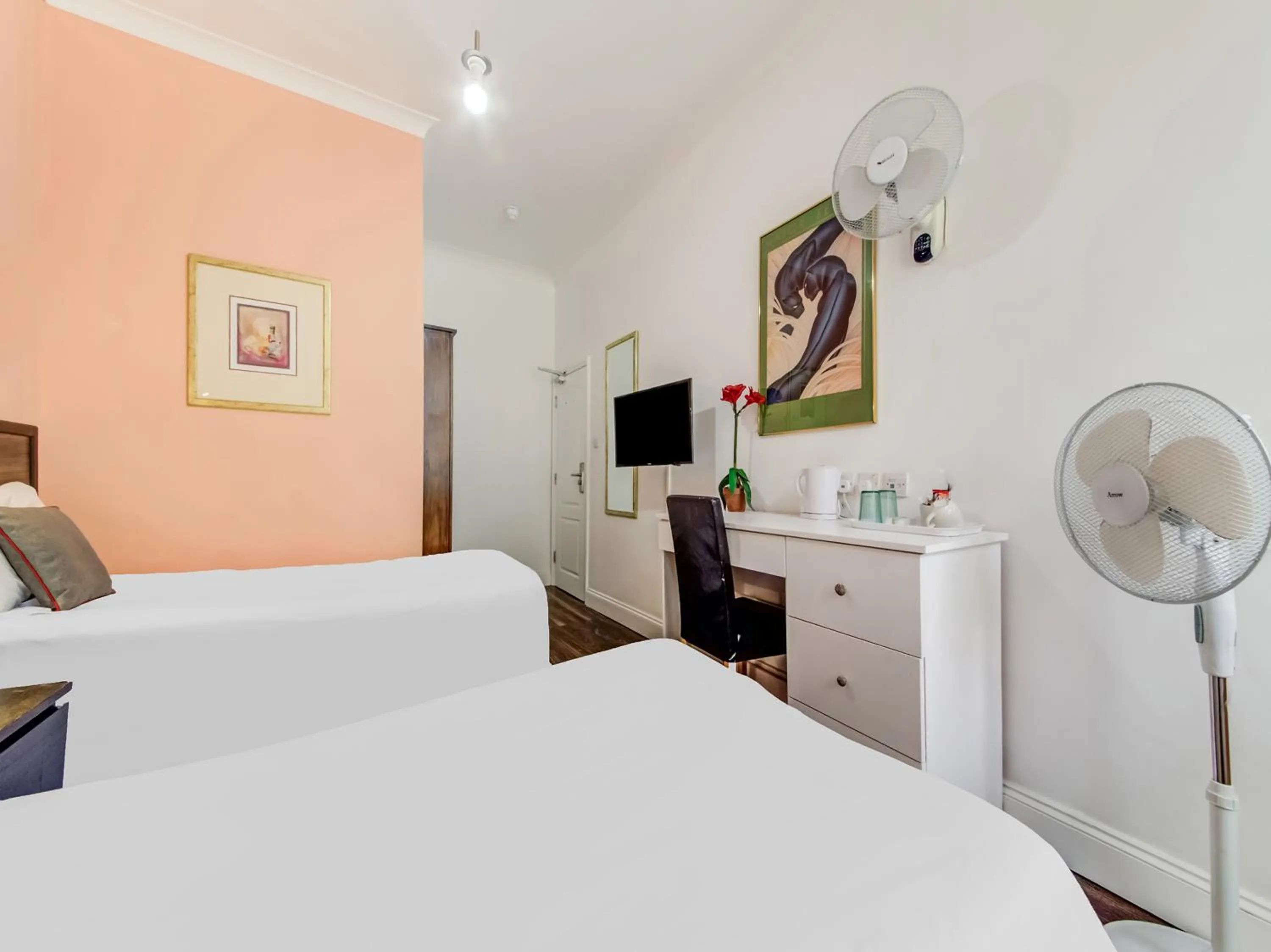 Bedroom in OYO Grantly Hotel