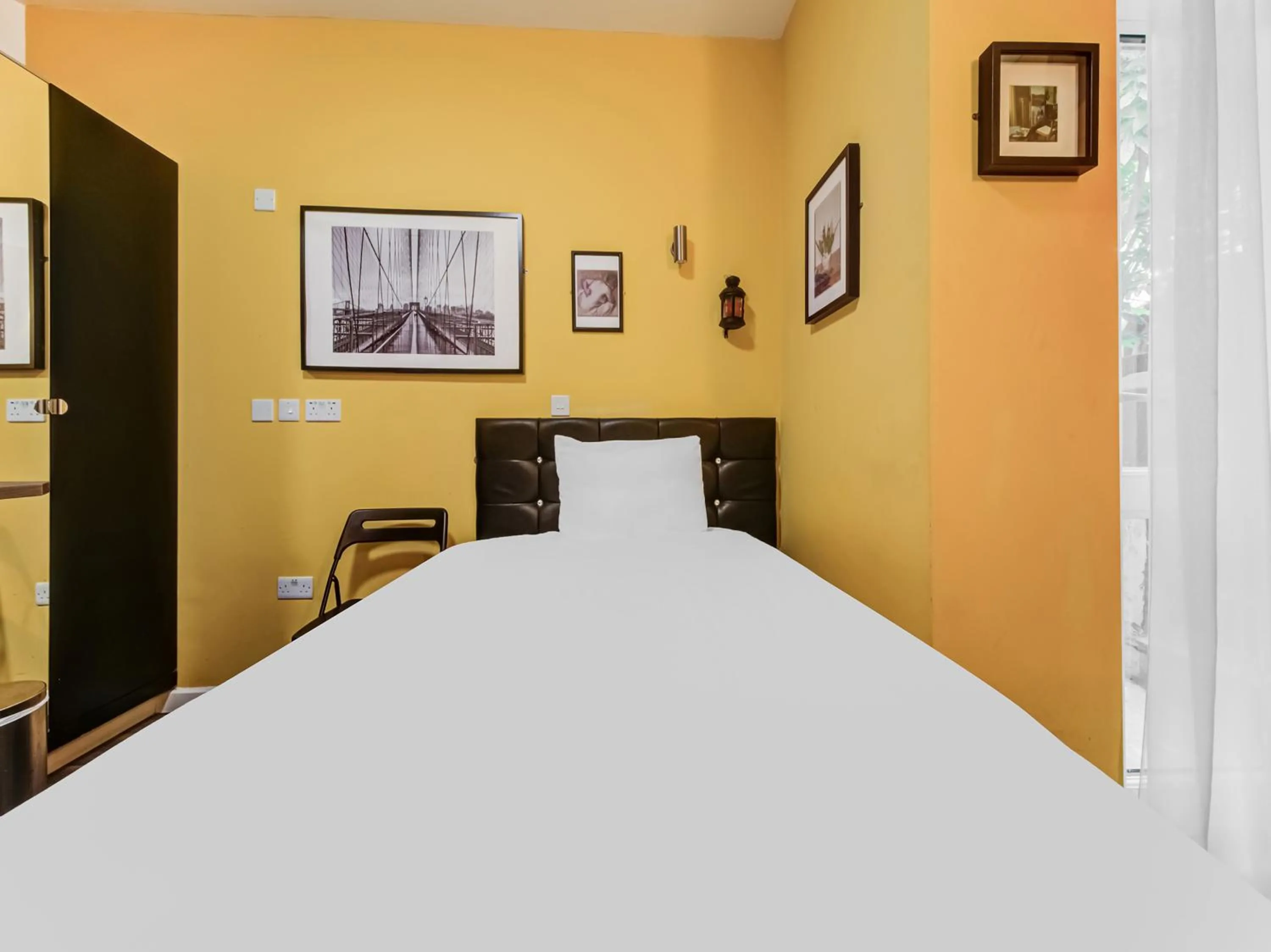 Bedroom in OYO Grantly Hotel