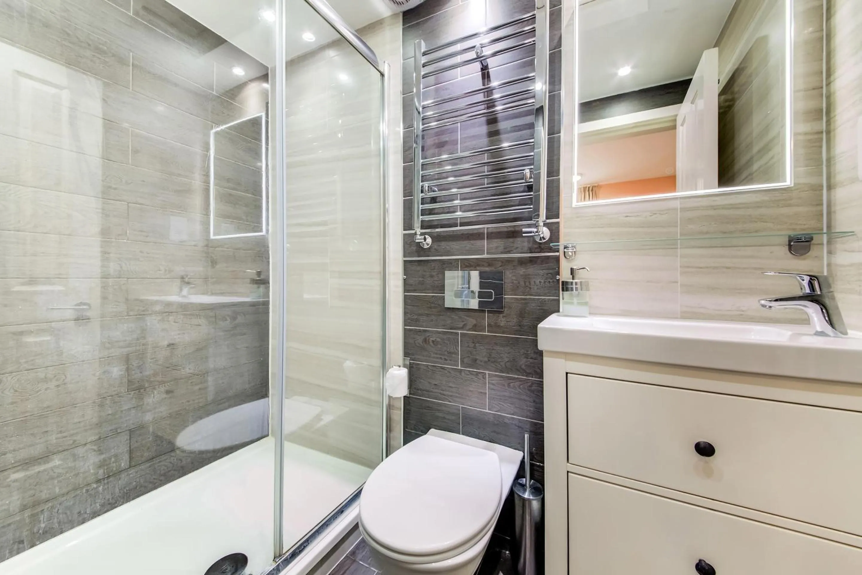 Bathroom in OYO Grantly Hotel