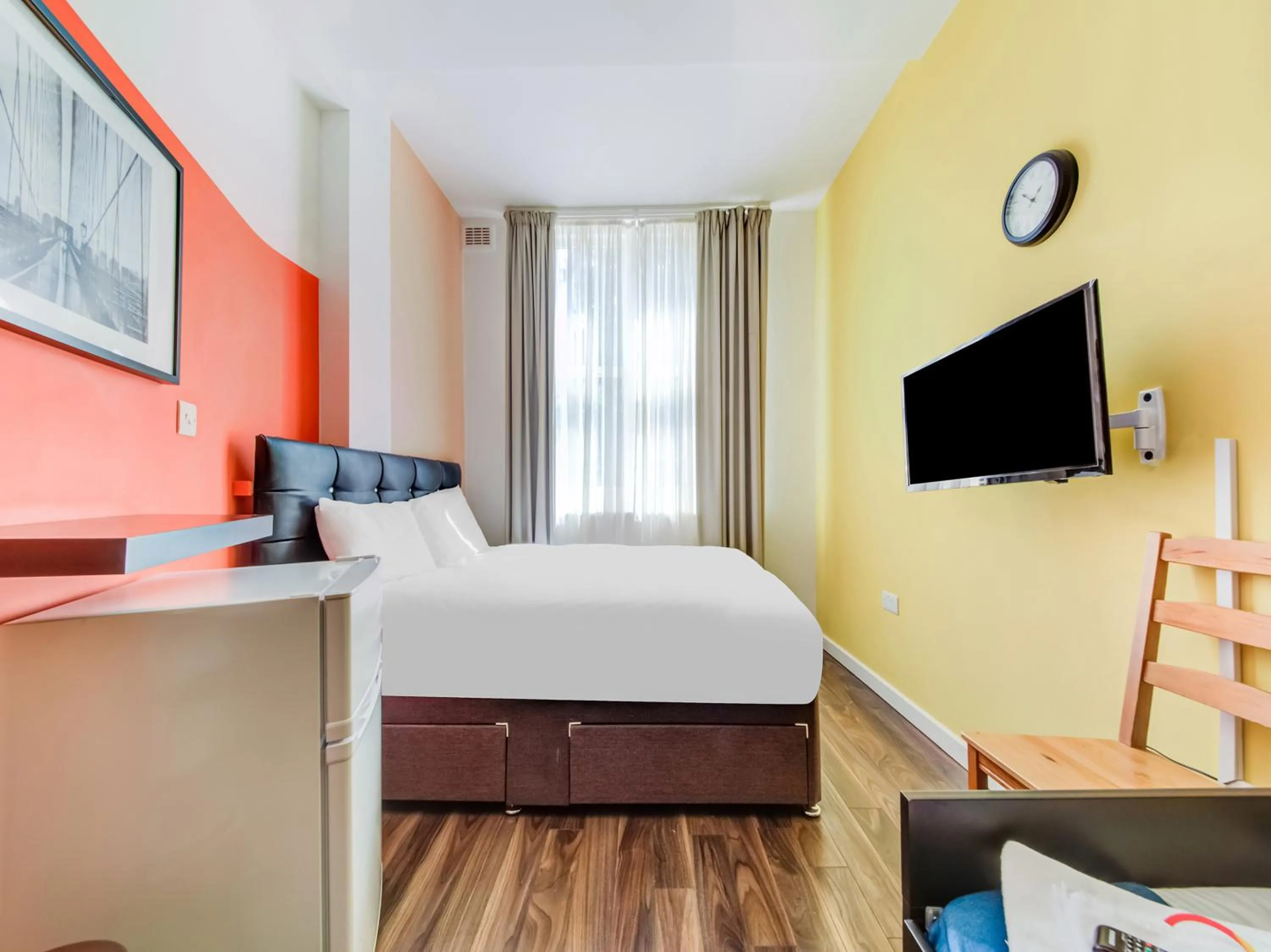 Bedroom, TV/Entertainment Center in OYO Grantly Hotel