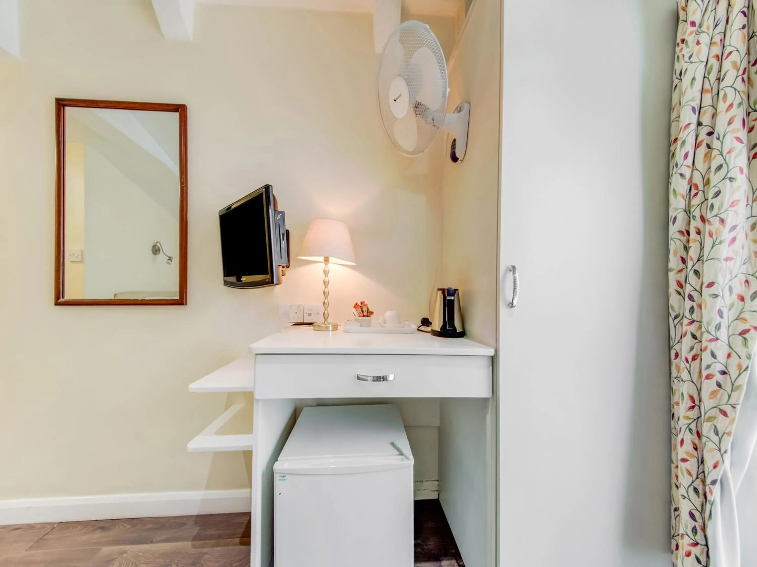 TV and multimedia, Bathroom in OYO Grantly Hotel
