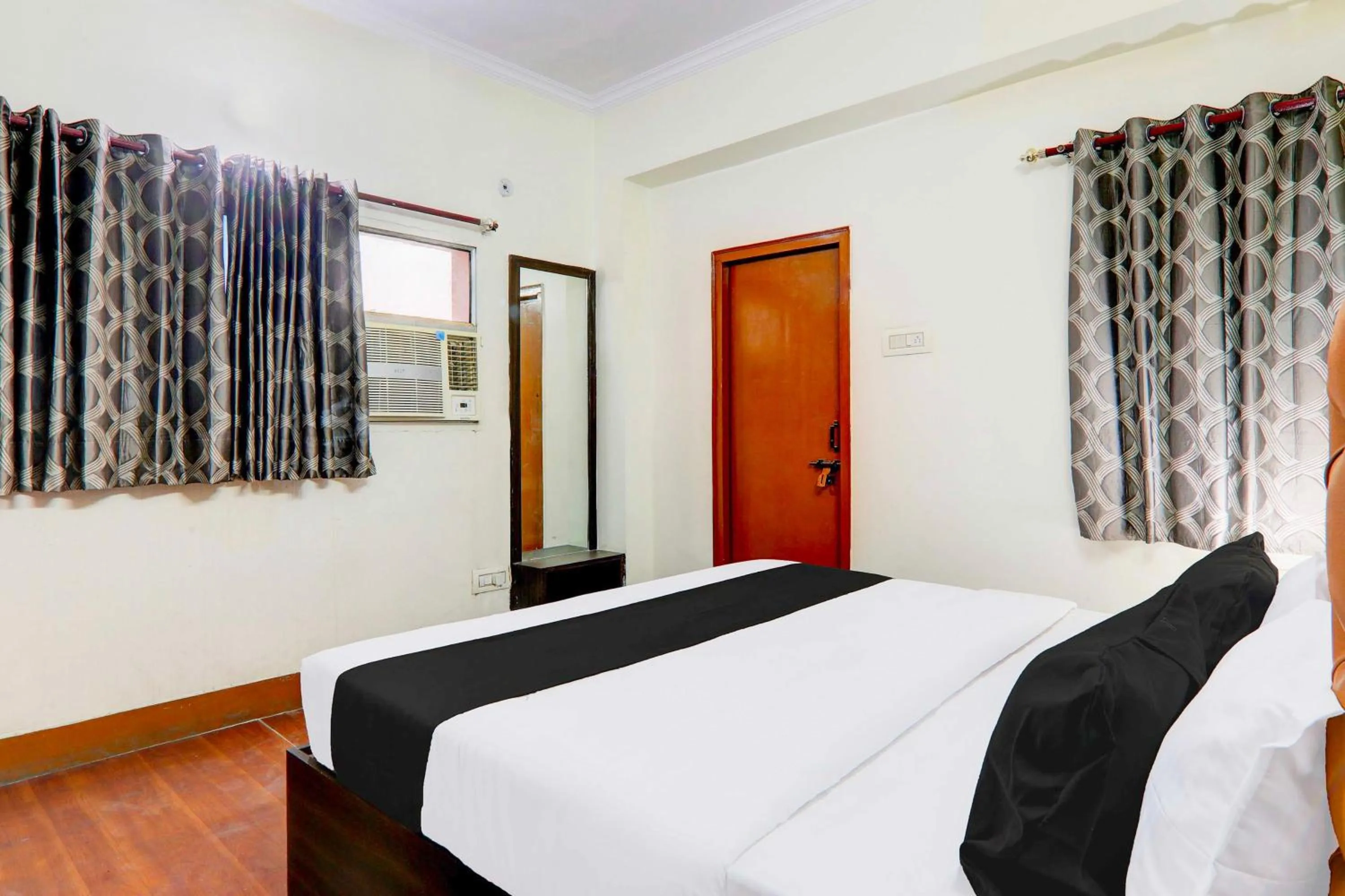 Bedroom, Bed in Super Collection O Alambagh Formerly BM Palace