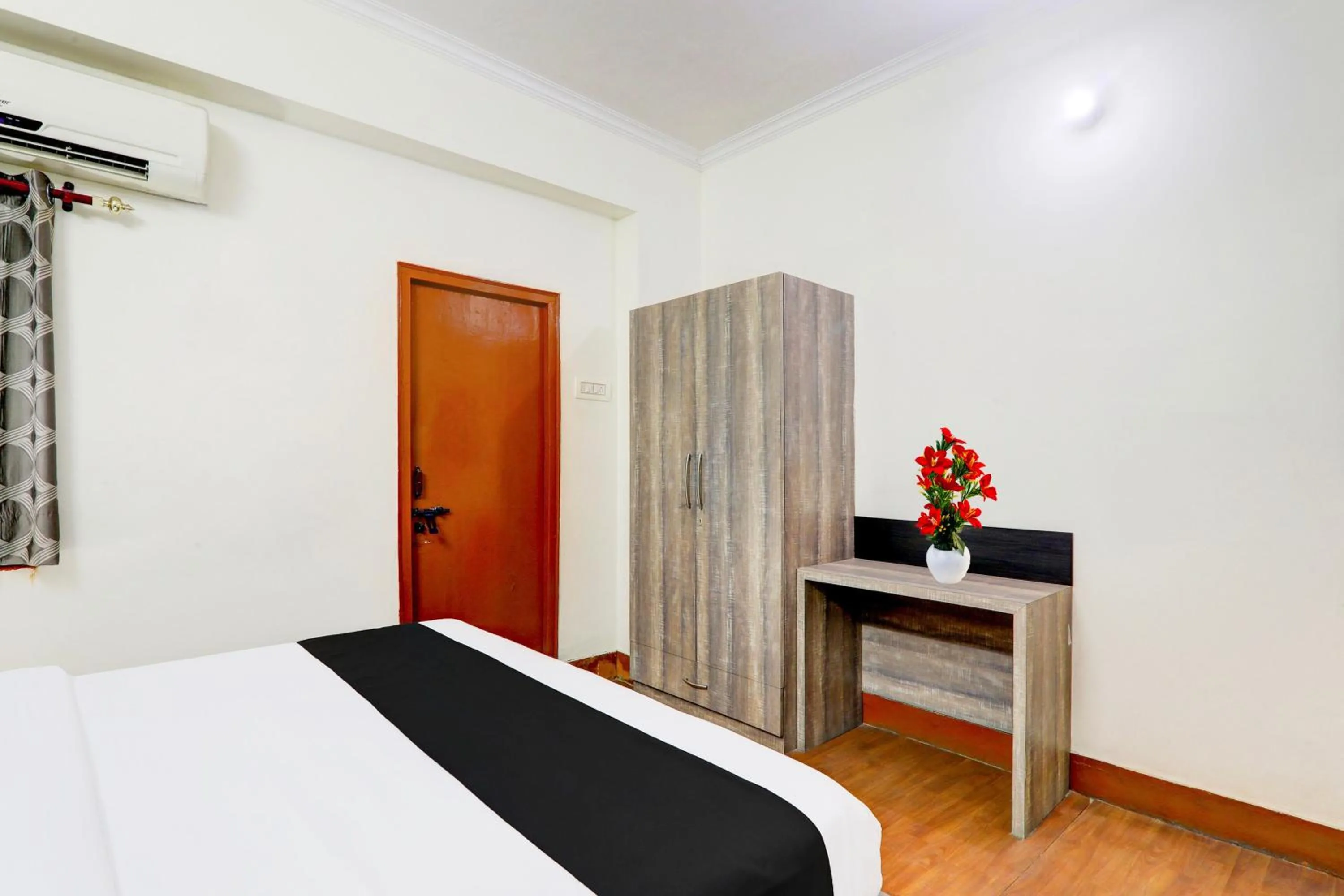 Bedroom, Bed in Super Collection O Alambagh Formerly BM Palace