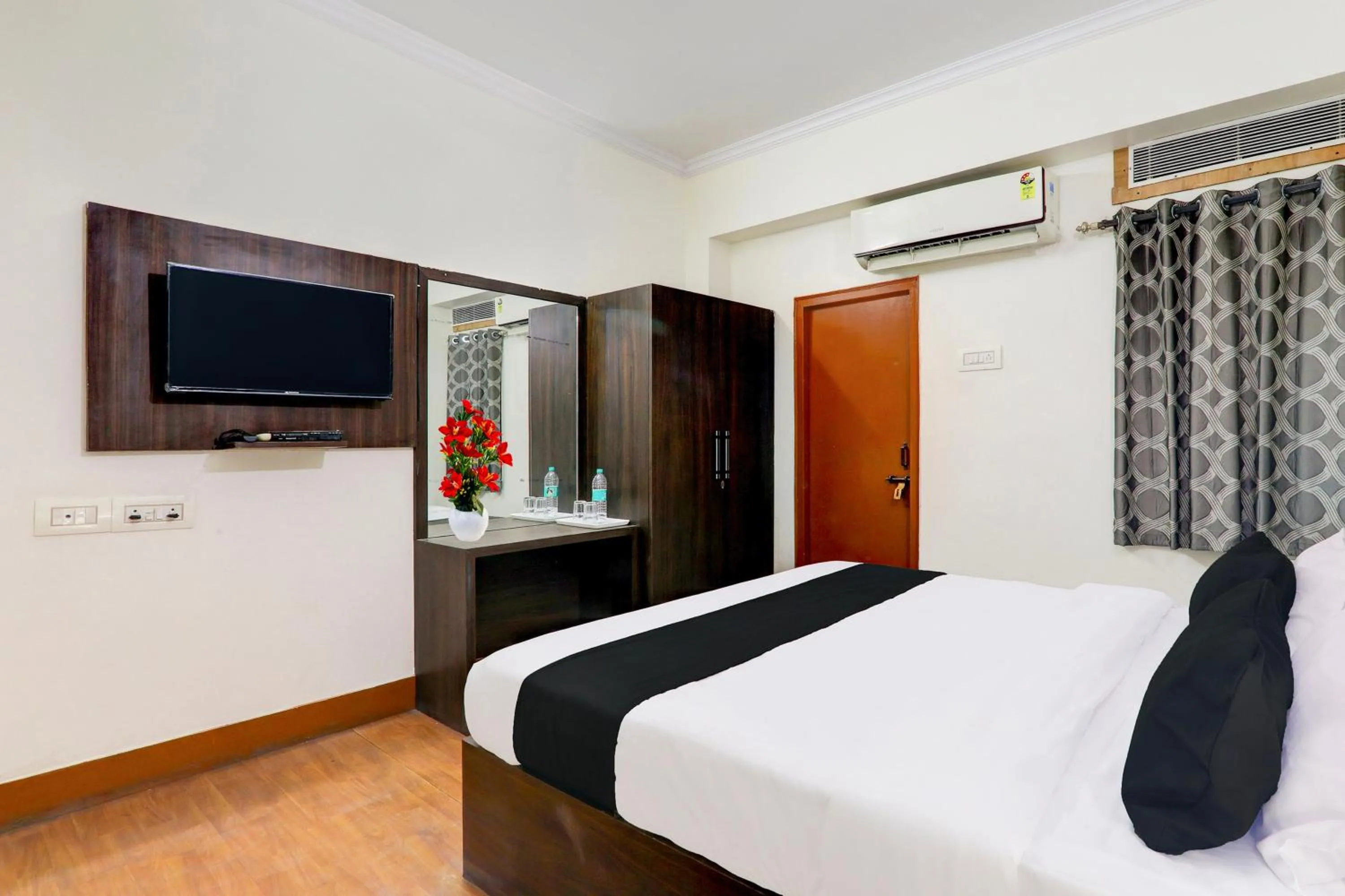 Bedroom, Bed in Super Collection O Alambagh Formerly BM Palace