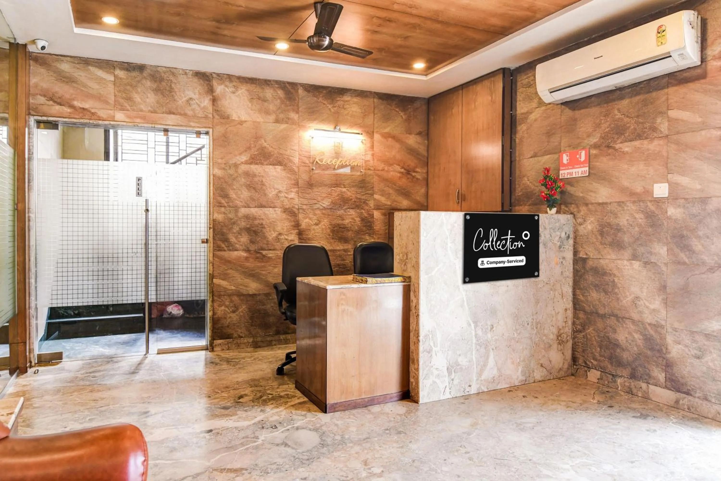 Lobby or reception in Super Collection O Belgacihia Near Kolkata Railway Station
