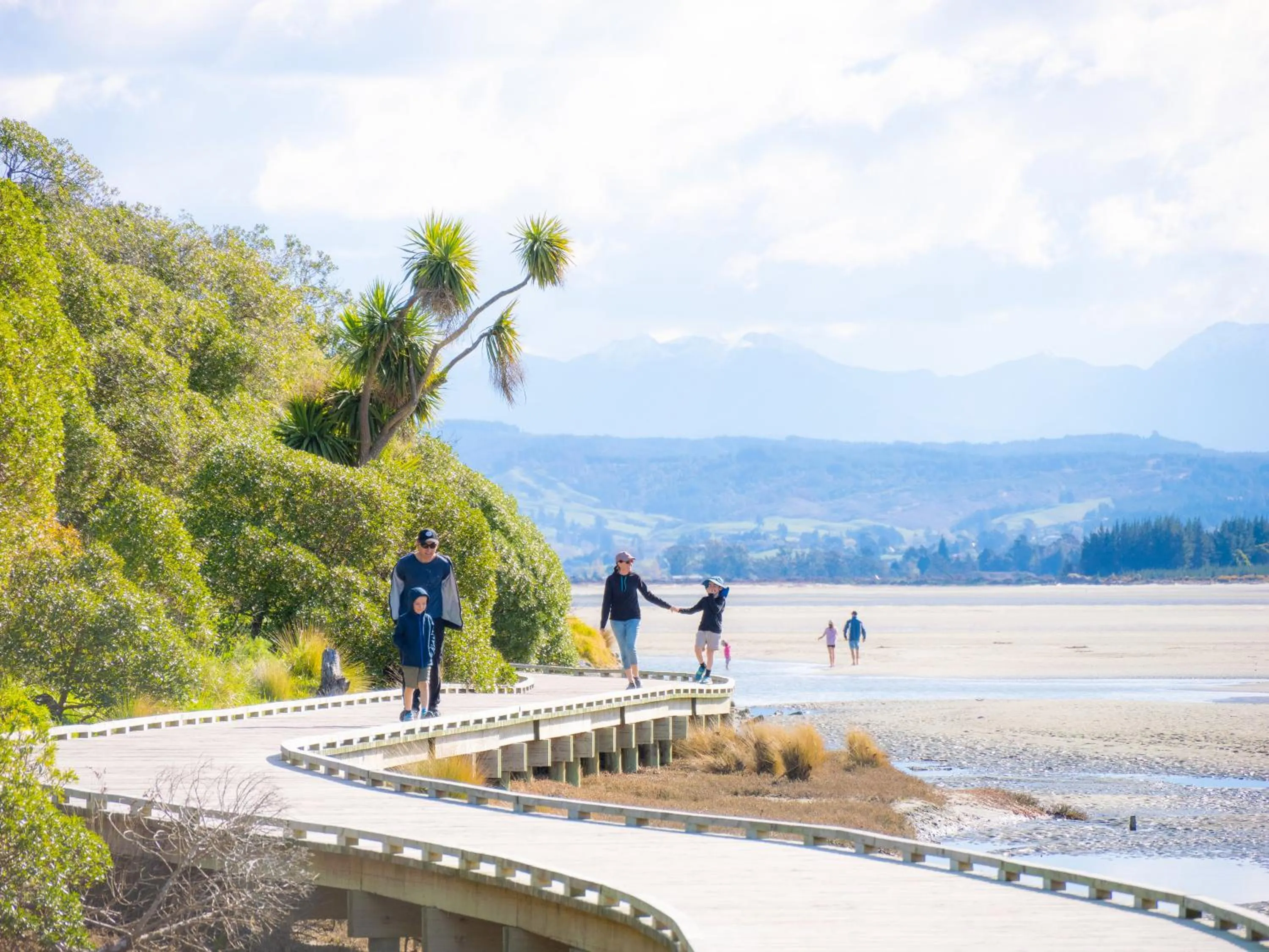 Nearby landmark in Tāhuna Beach Holiday Park