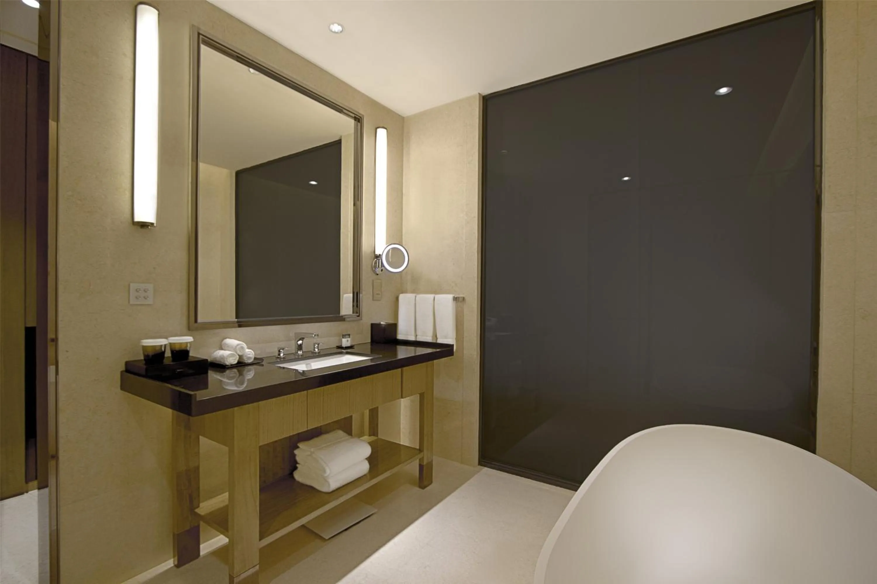 Bathroom, Bed in DoubleTree by Hilton Heyuan