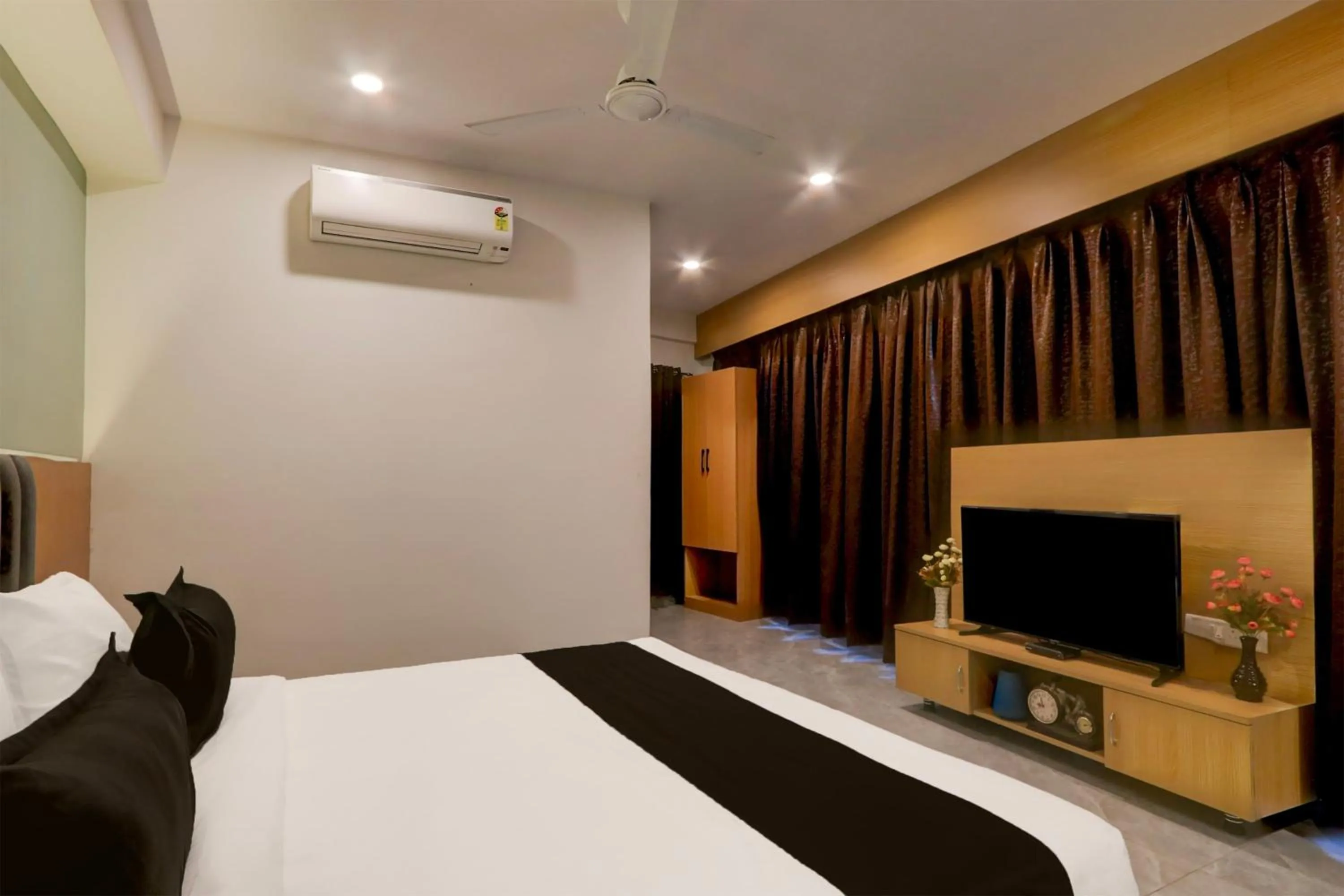 Bedroom, Bed in Super Townhouse Lotus Grand