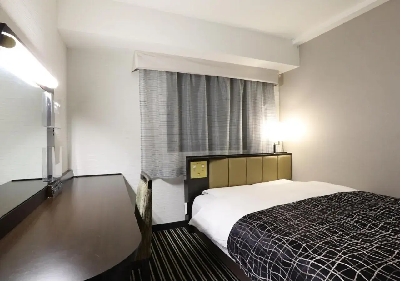 Bed in APA Hotel Kanda Jimbocho Ekihigashi Bed in APA Hotel Kanda Jimbocho Ekihigashi