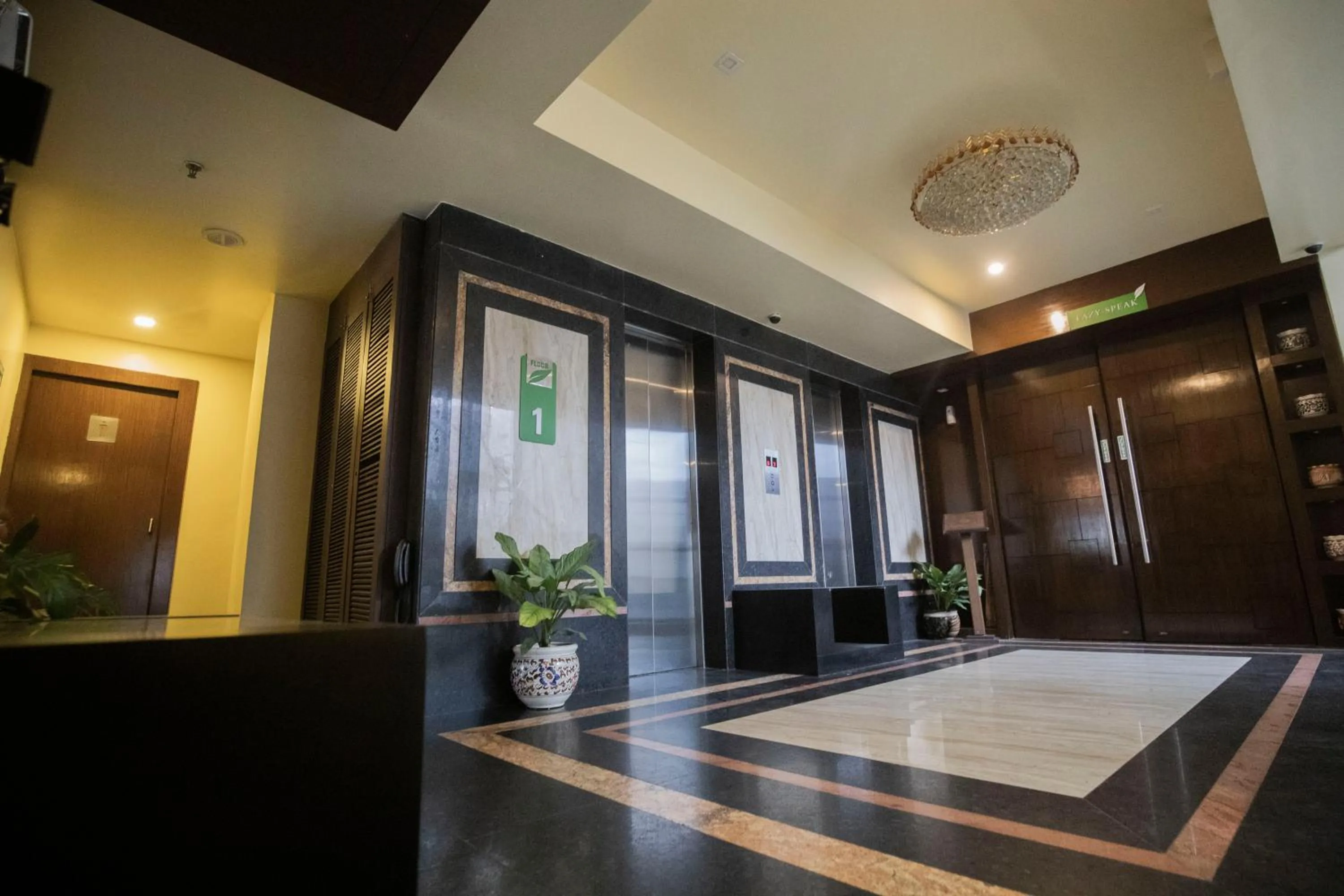 elevator in Ethnotel, Kolkata Airport