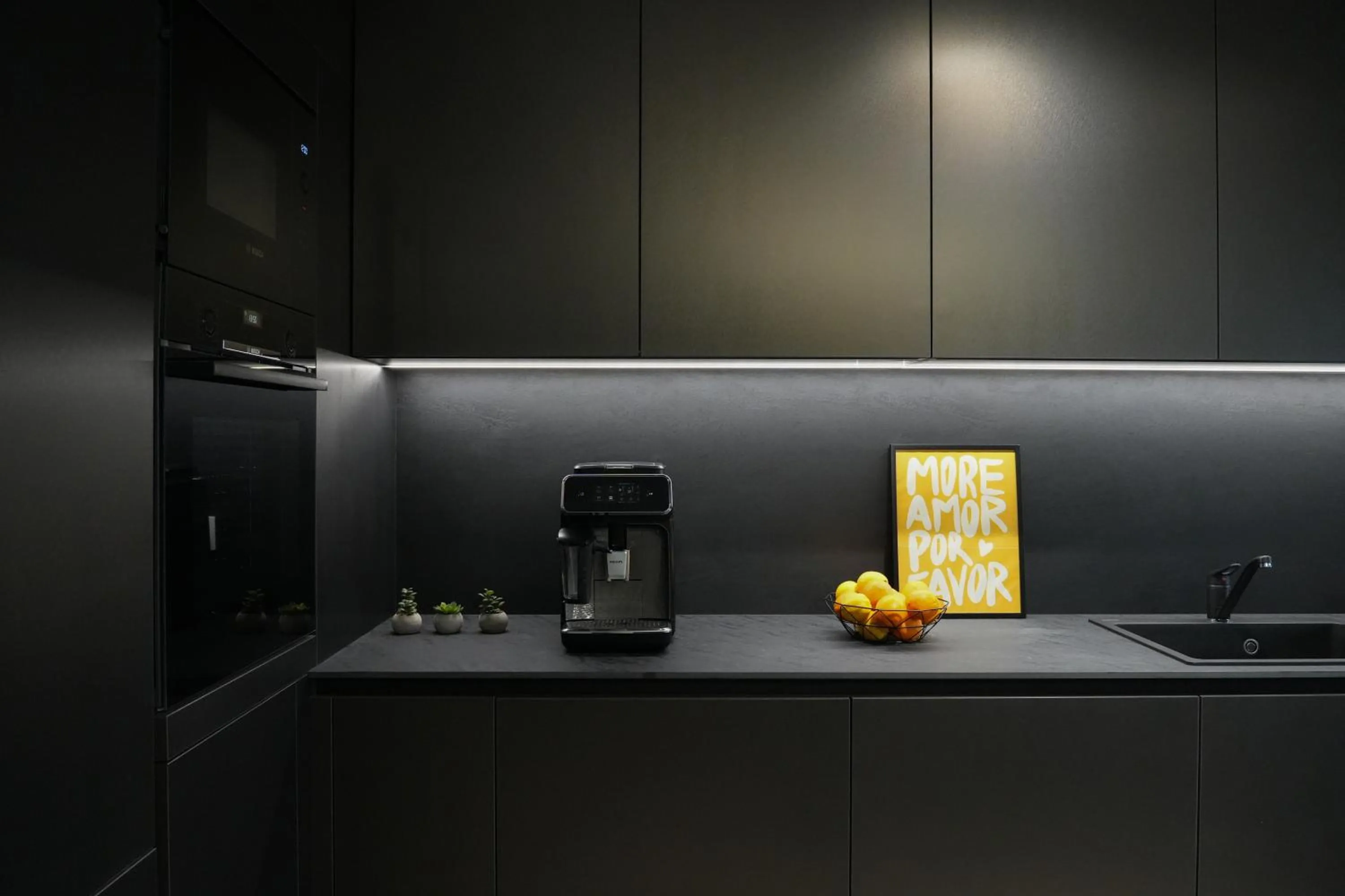 Kitchen or kitchenette in Luca - Luxury Park-View Apt with Balcony & Parking