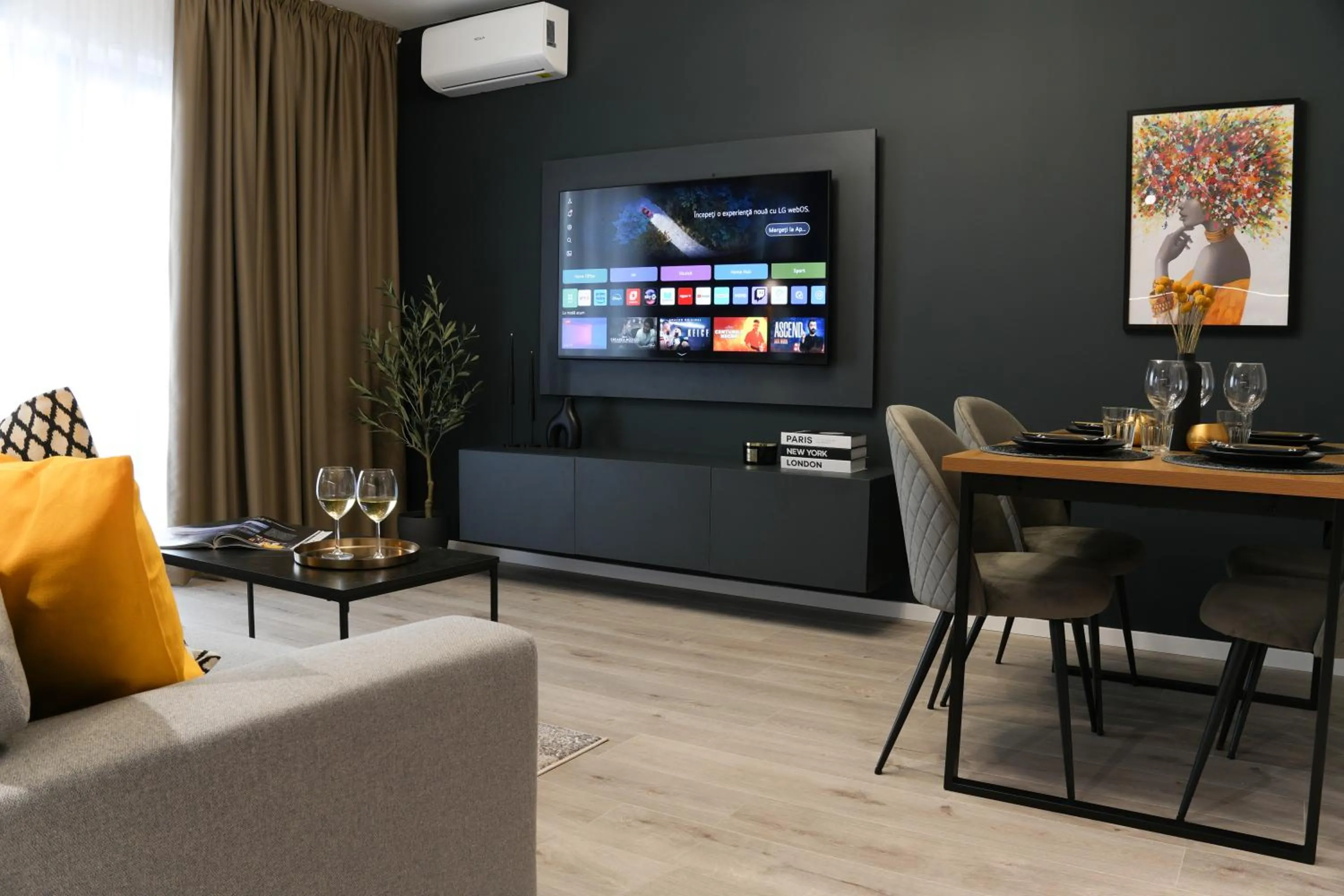TV and multimedia in Luca - Luxury Park-View Apt with Balcony & Parking