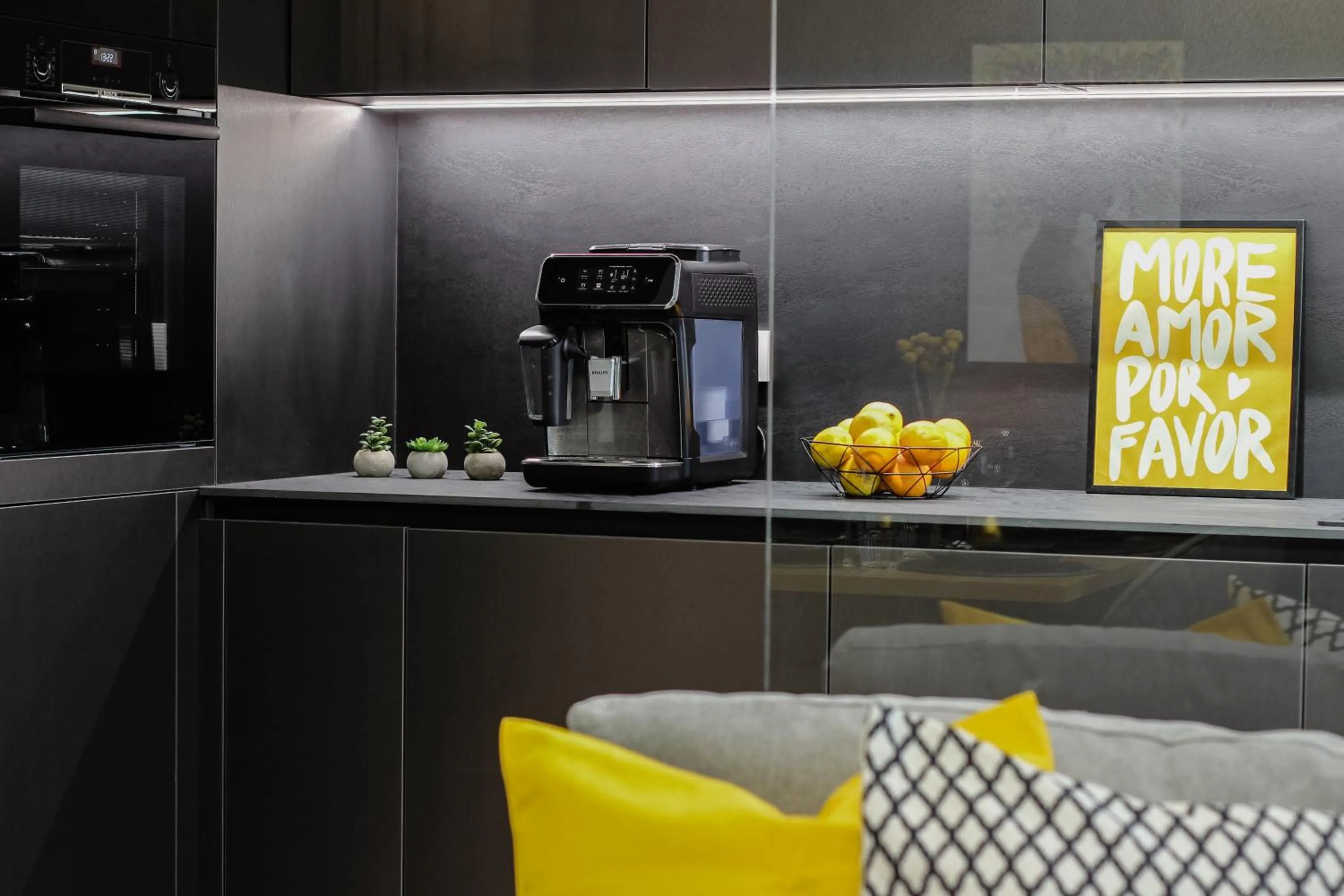 Kitchen or kitchenette in Luca - Luxury Park-View Apt with Balcony & Parking