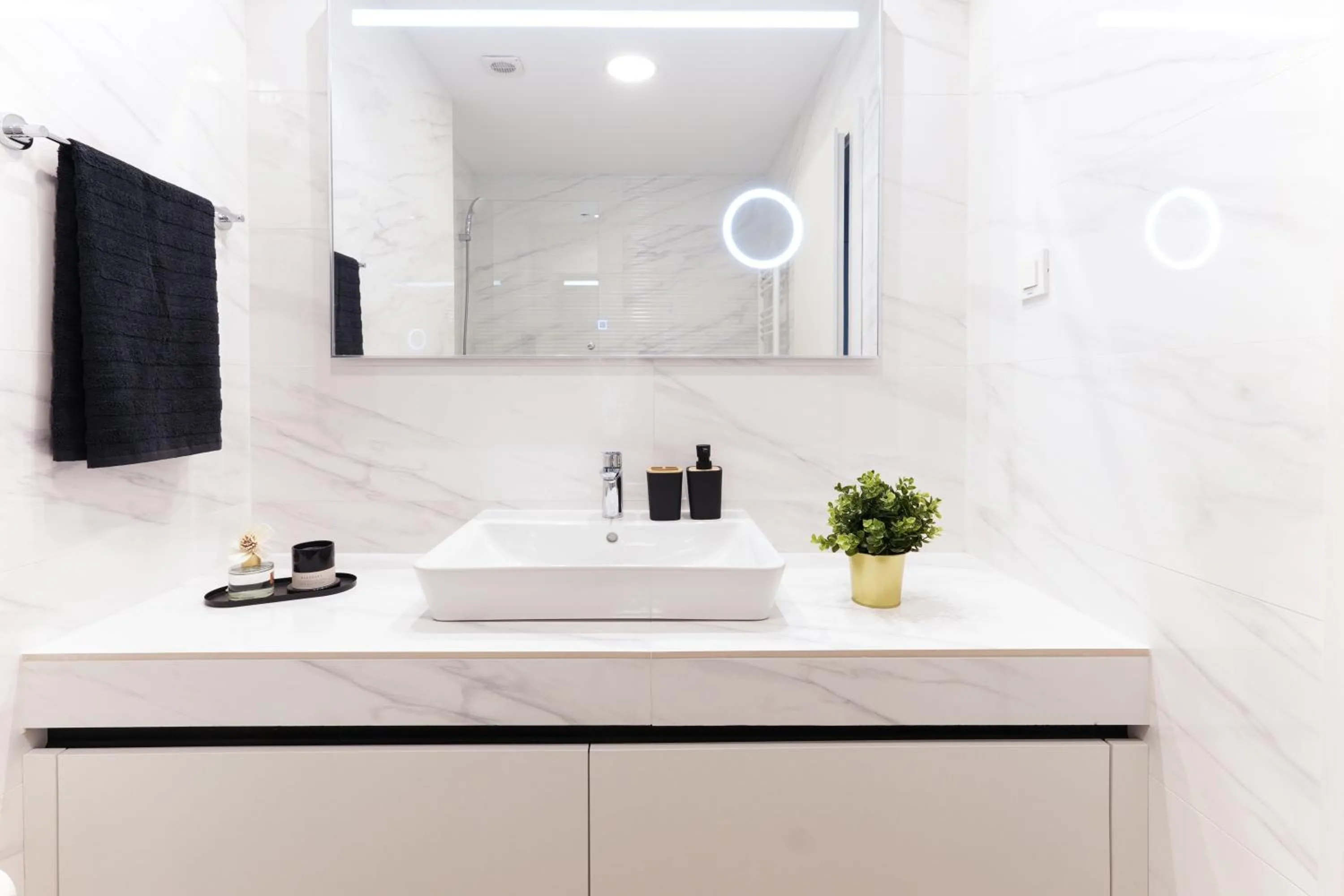 Bathroom in Luca - Luxury Park-View Apt with Balcony & Parking