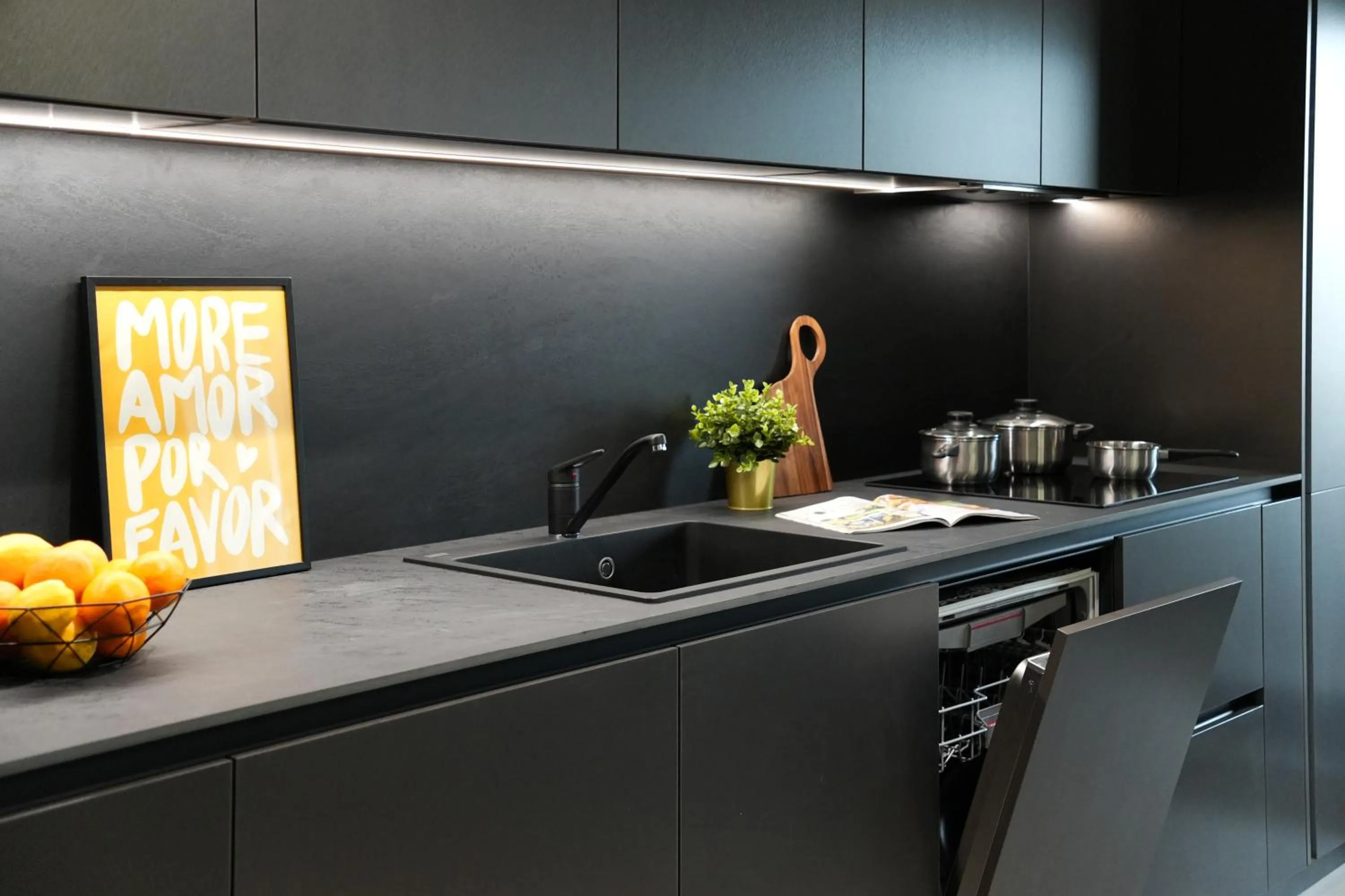 Kitchen or kitchenette in Luca - Luxury Park-View Apt with Balcony & Parking