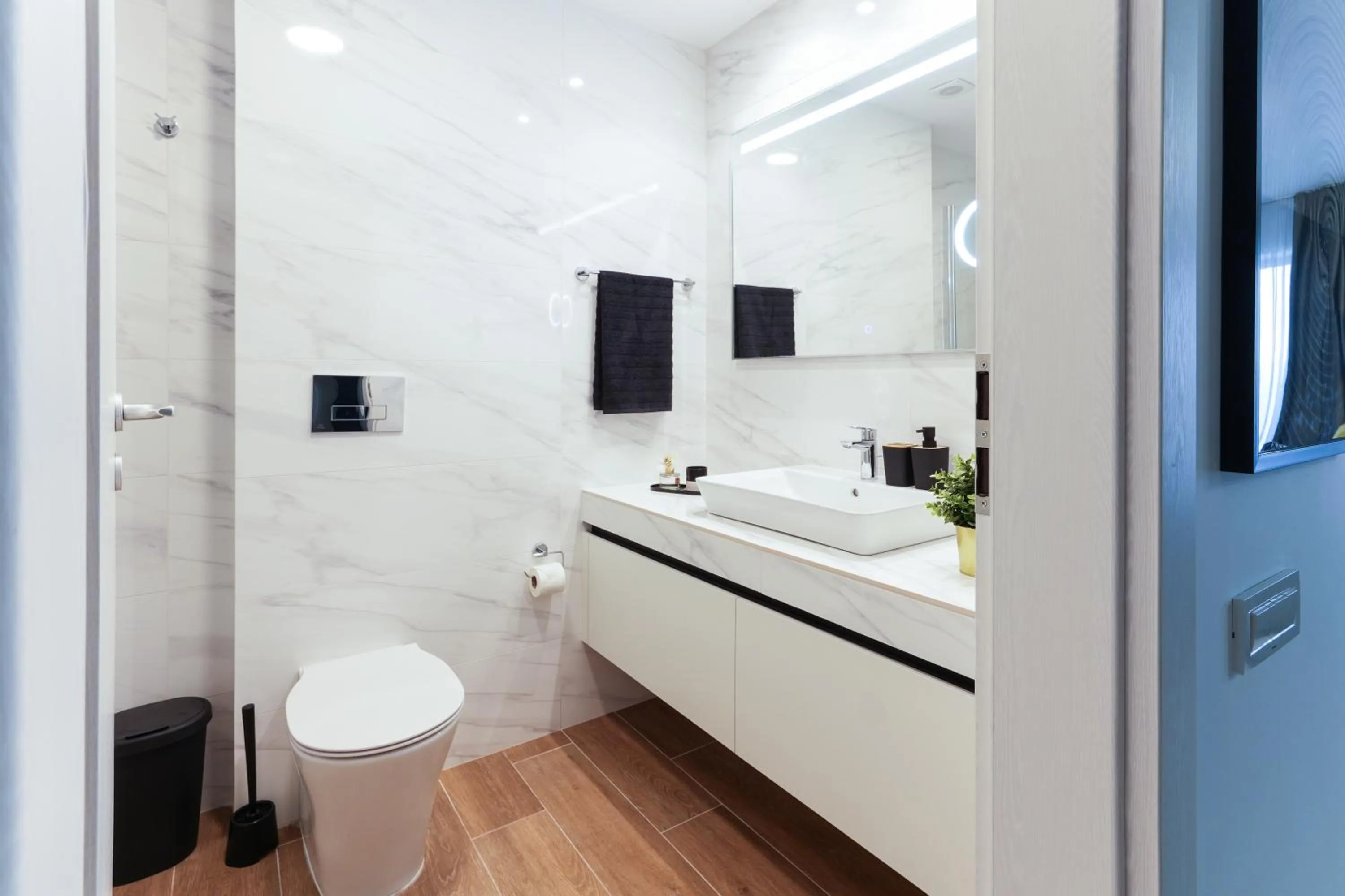Bathroom in Luca - Luxury Park-View Apt with Balcony & Parking