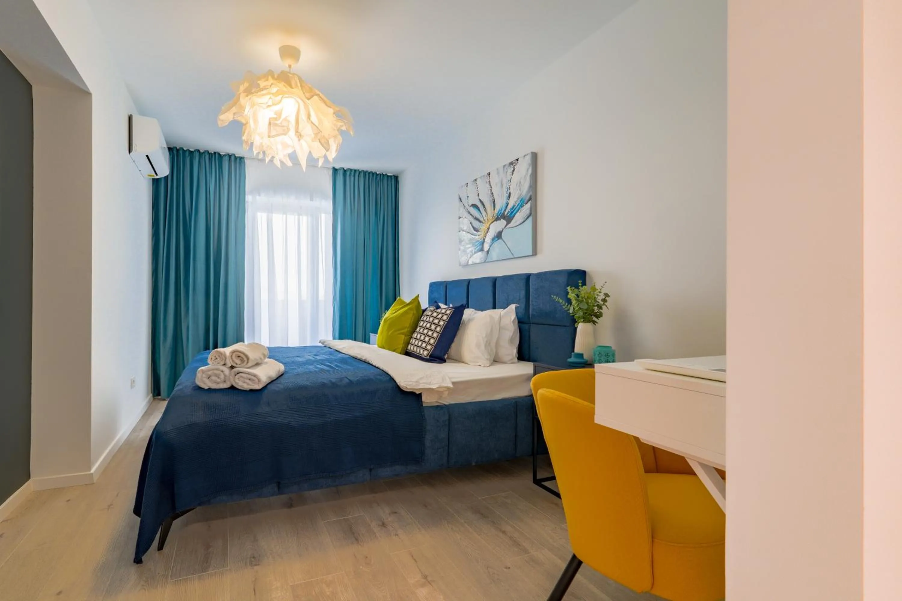 Bedroom, Bed in Luca - Luxury Park-View Apt with Balcony & Parking