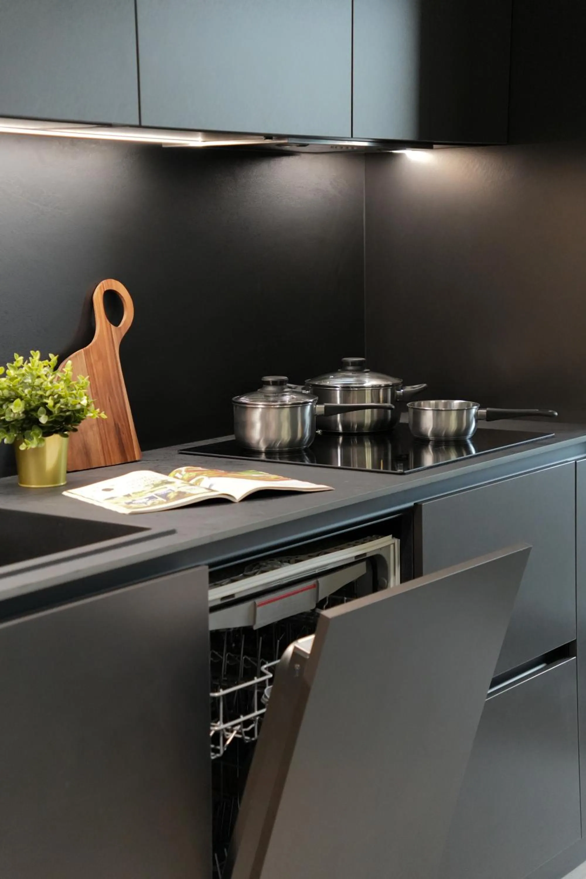 Kitchen or kitchenette in Luca - Luxury Park-View Apt with Balcony & Parking
