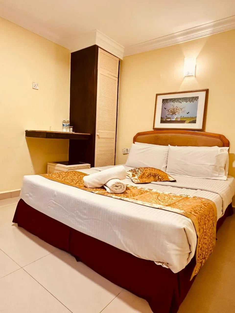 Bed in Carlton Hotel Seremban - Next to Terminal Bus Station