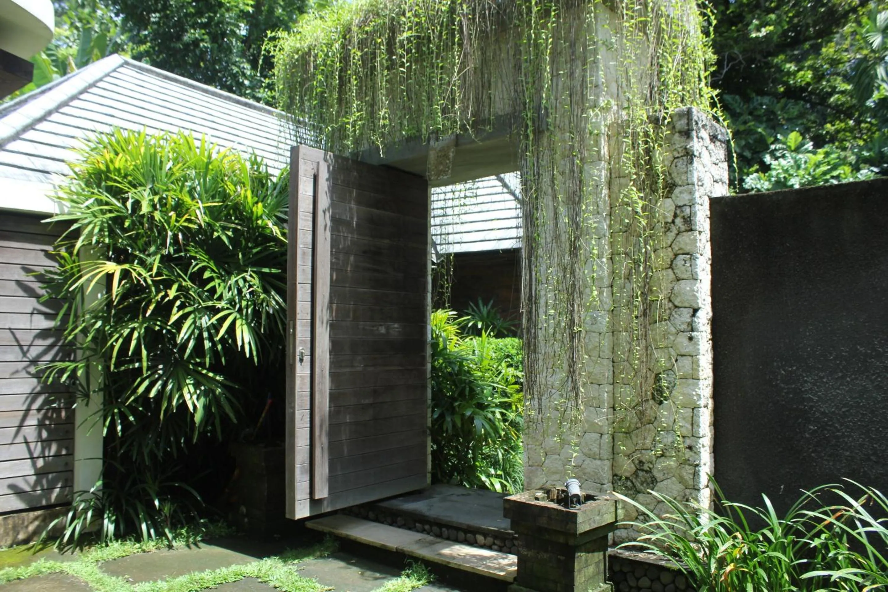 Facade/entrance in Belvilla Dhyana Kutir Seseh Beach