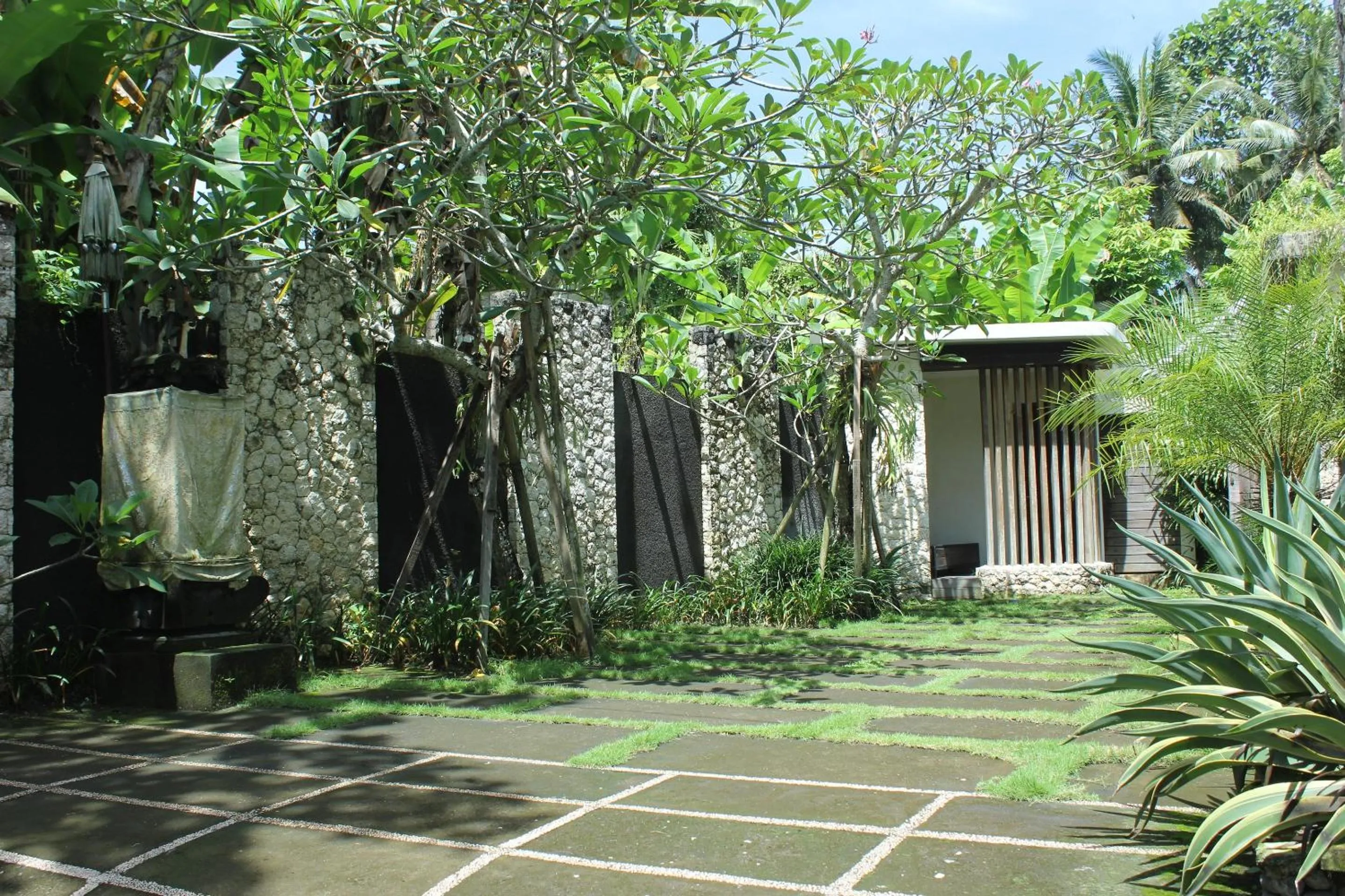 Facade/entrance in Belvilla Dhyana Kutir Seseh Beach