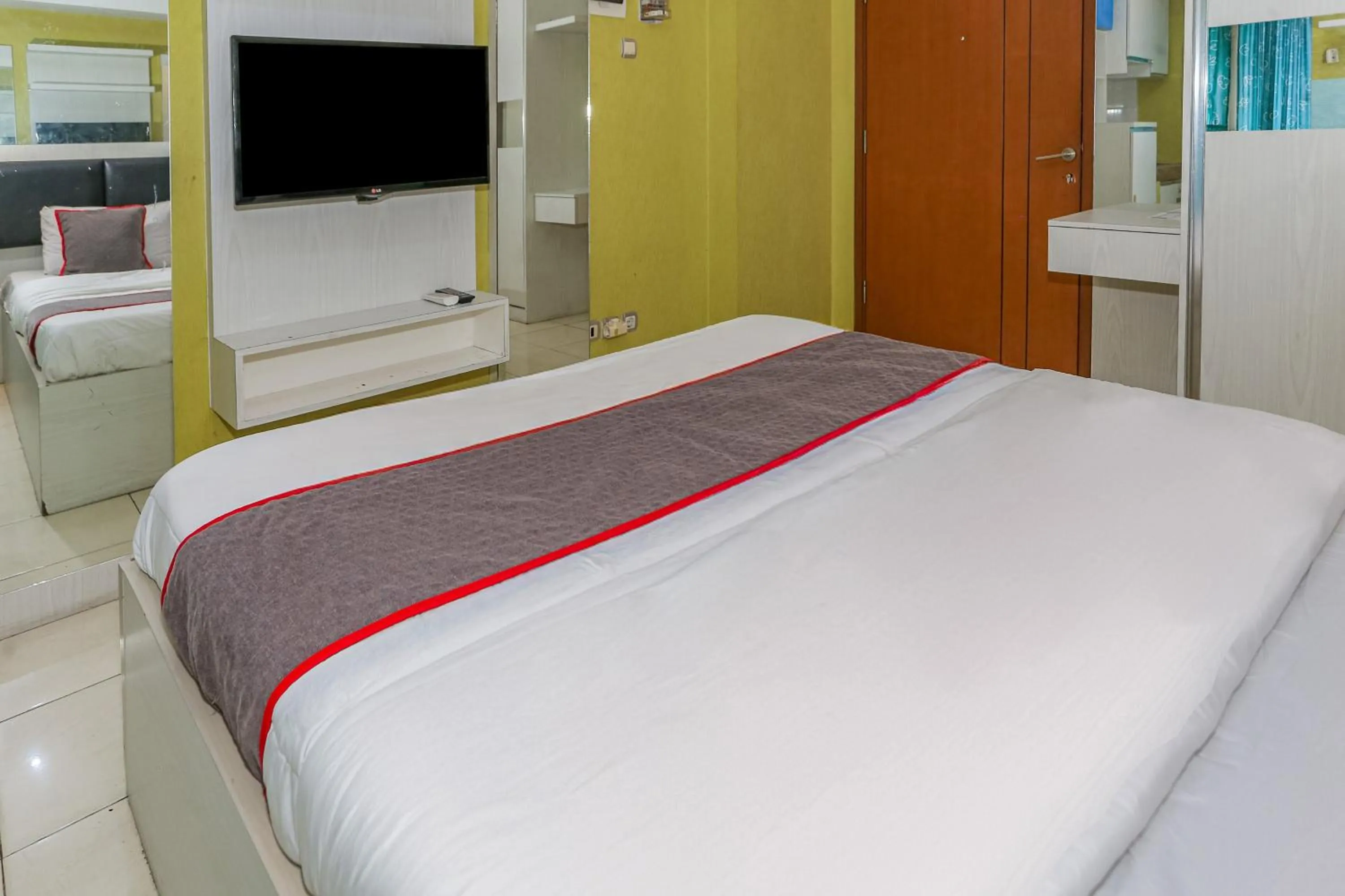 Bedroom, Bed in Hotel O Ciputat Near Apartment Green Lake View Ciputat