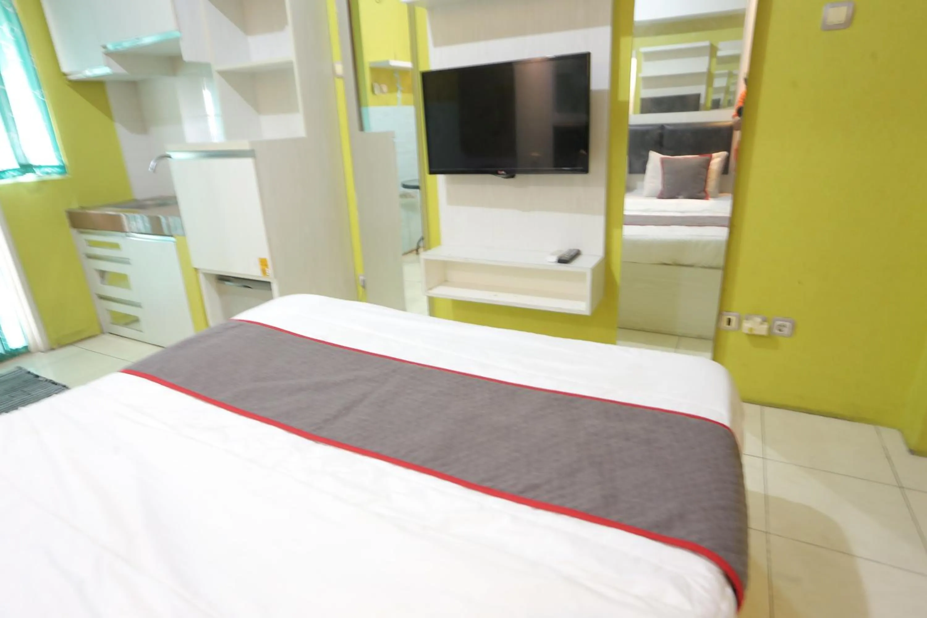 Bedroom, Bed in Hotel O Ciputat Near Apartment Green Lake View Ciputat