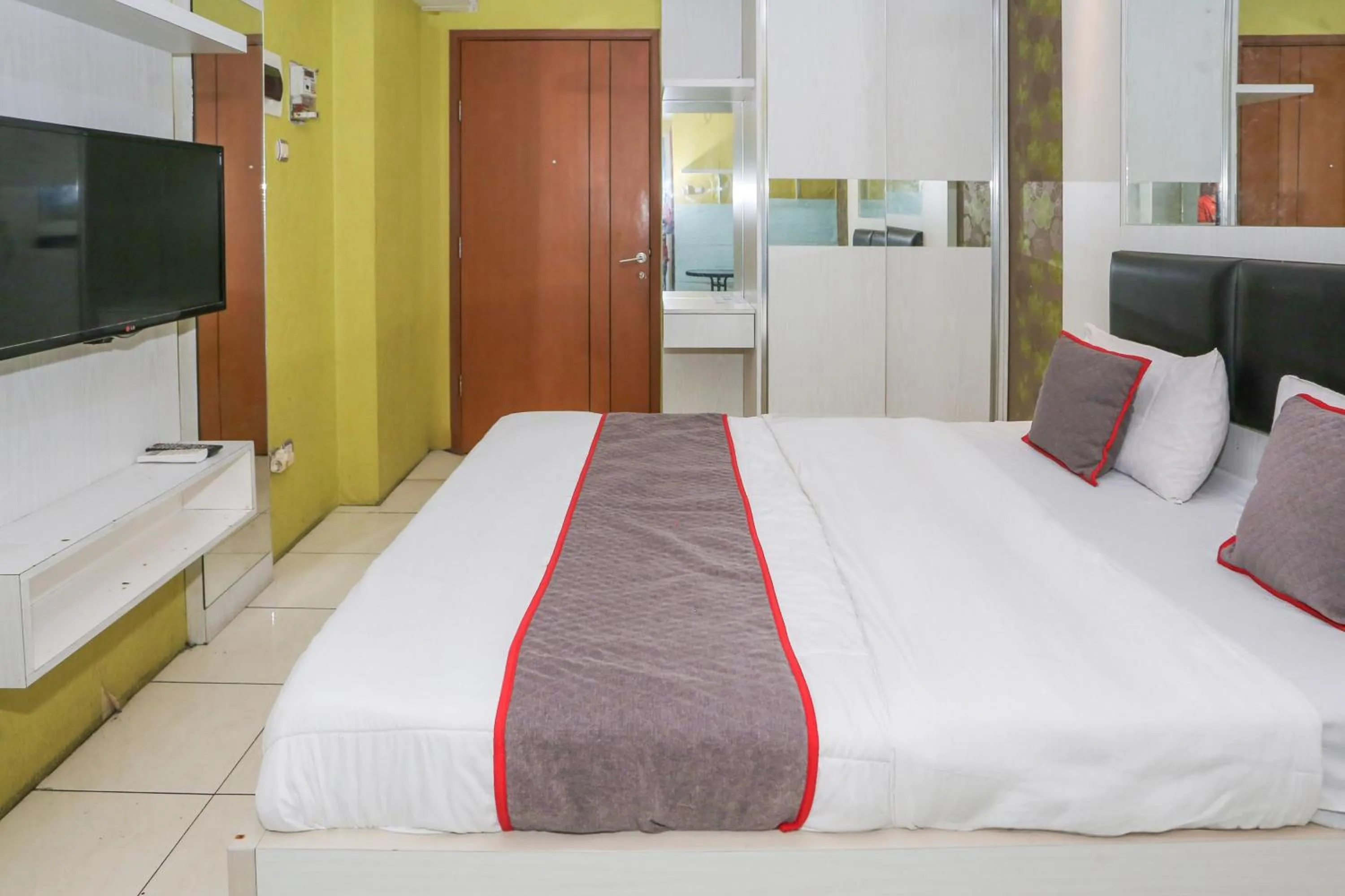 Bedroom, Bed in Hotel O Ciputat Near Apartment Green Lake View Ciputat