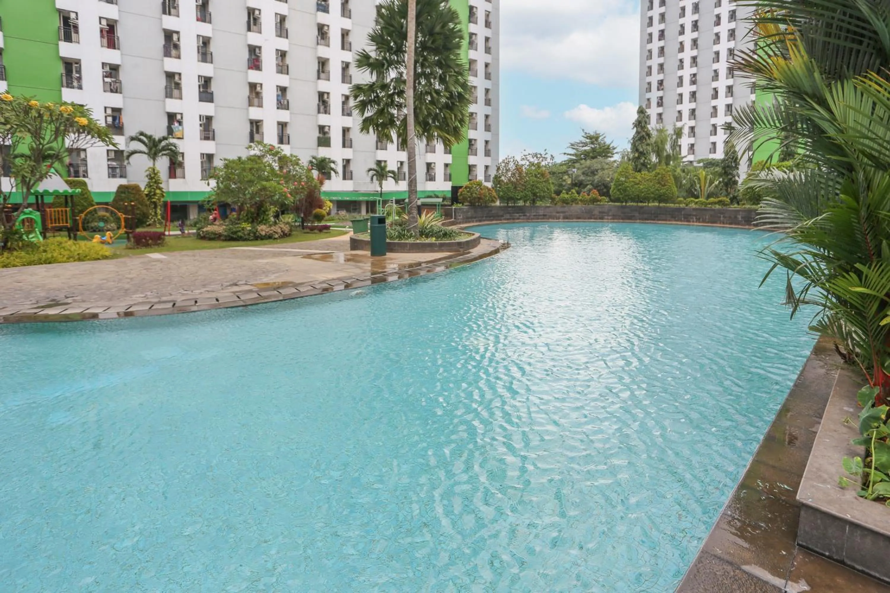 Swimming pool in Hotel O Ciputat Near Apartment Green Lake View Ciputat