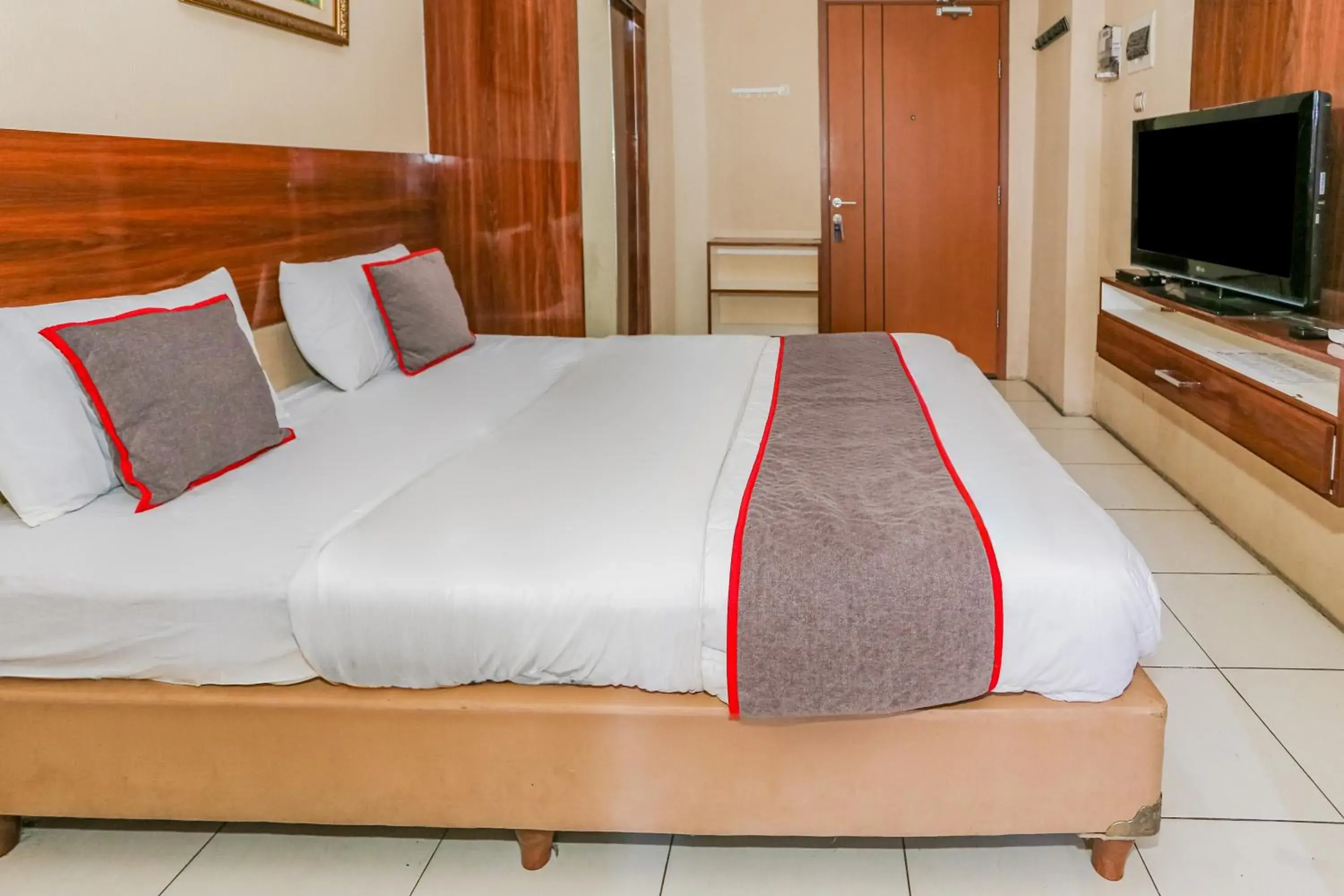 Deluxe Double Room in Hotel O Ciputat Near Apartment Green Lake View Ciputat Deluxe Double Room in Hotel O Ciputat Near Apartment Green Lake View Ciputat