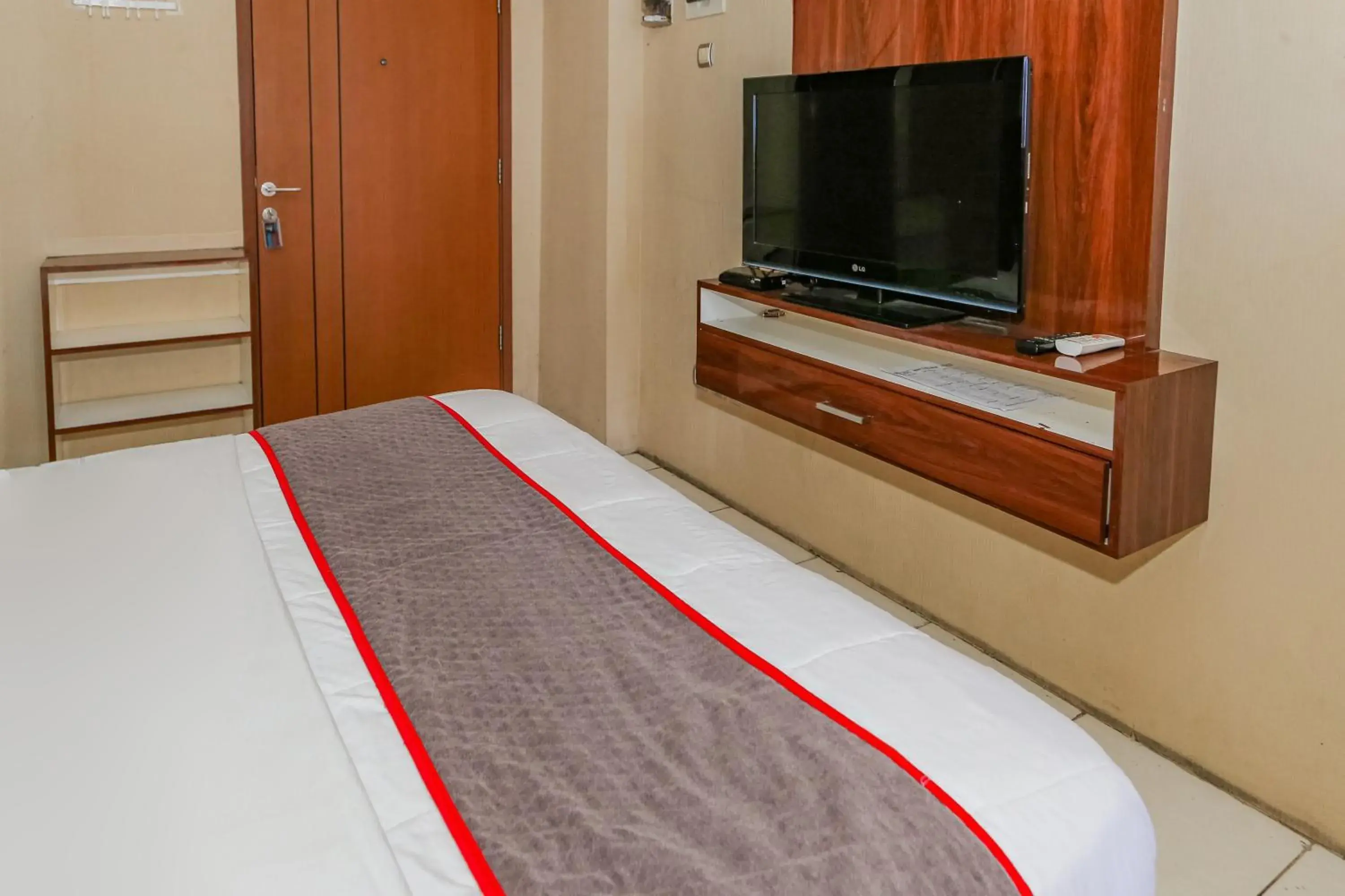 Bedroom, Bed in Hotel O Ciputat Near Apartment Green Lake View Ciputat Bedroom, Bed in Hotel O Ciputat Near Apartment Green Lake View Ciputat