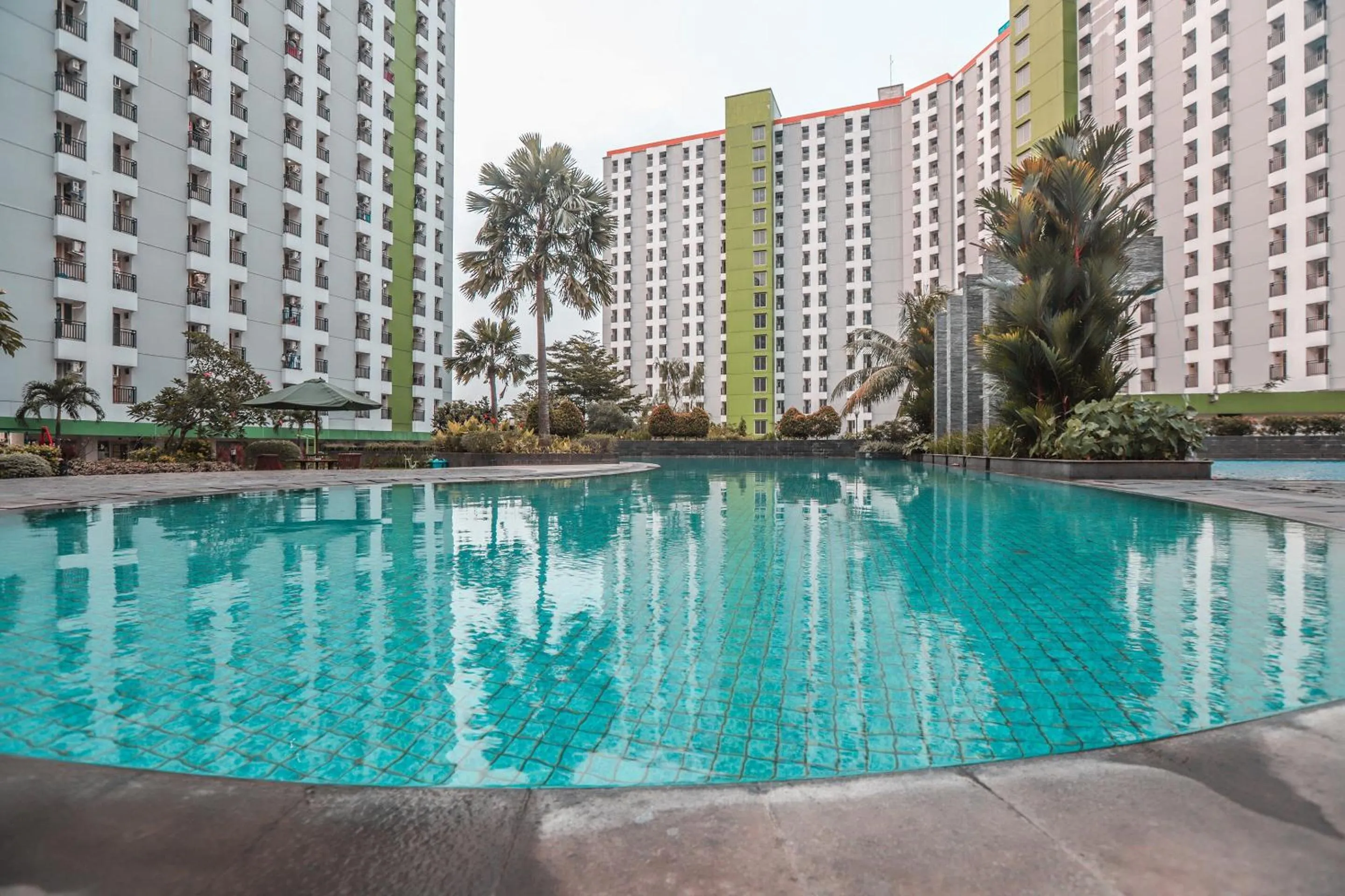 Swimming pool in Hotel O Ciputat Near Apartment Green Lake View Ciputat
