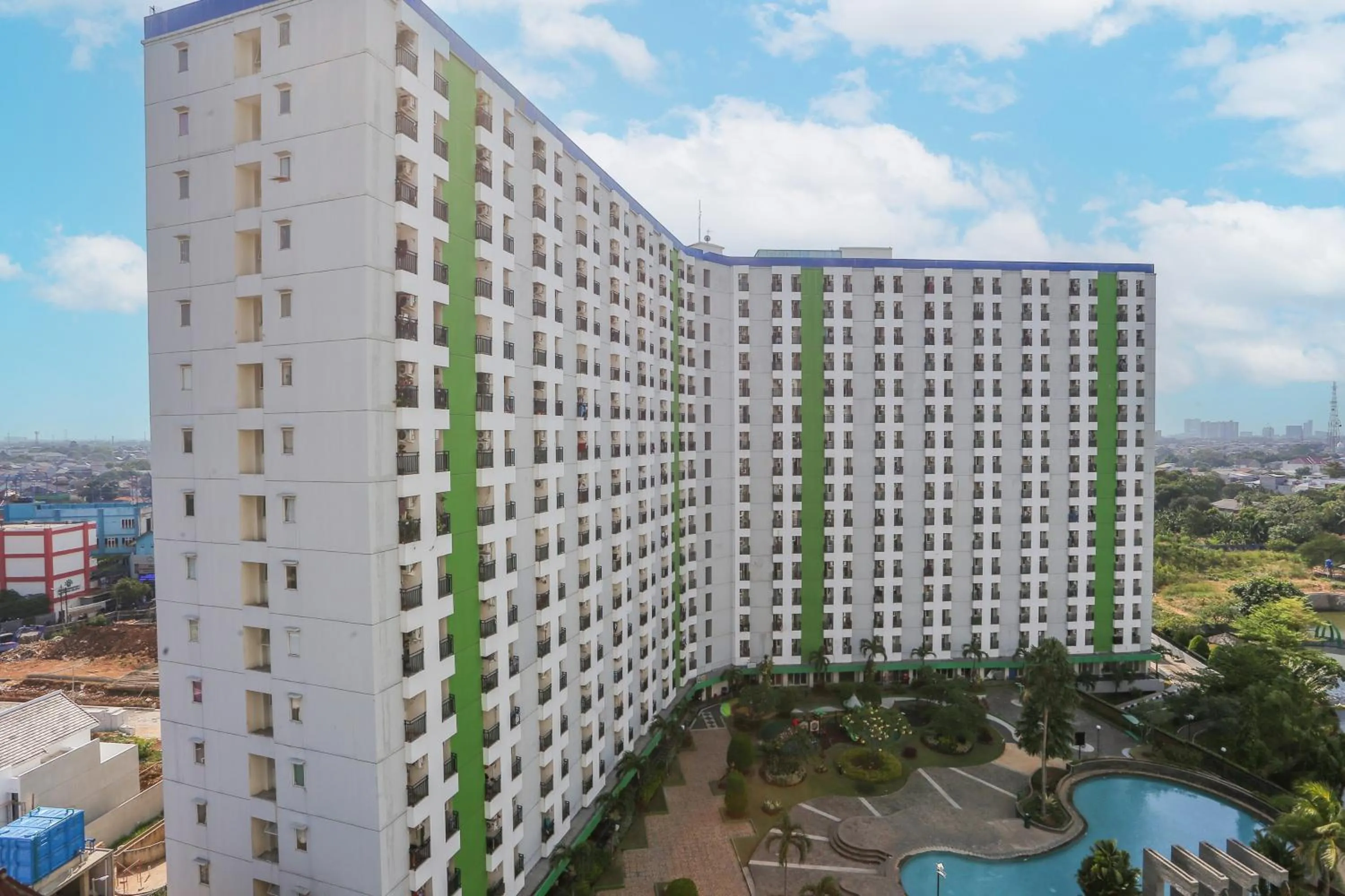 Facade/entrance in Hotel O Ciputat Near Apartment Green Lake View Ciputat