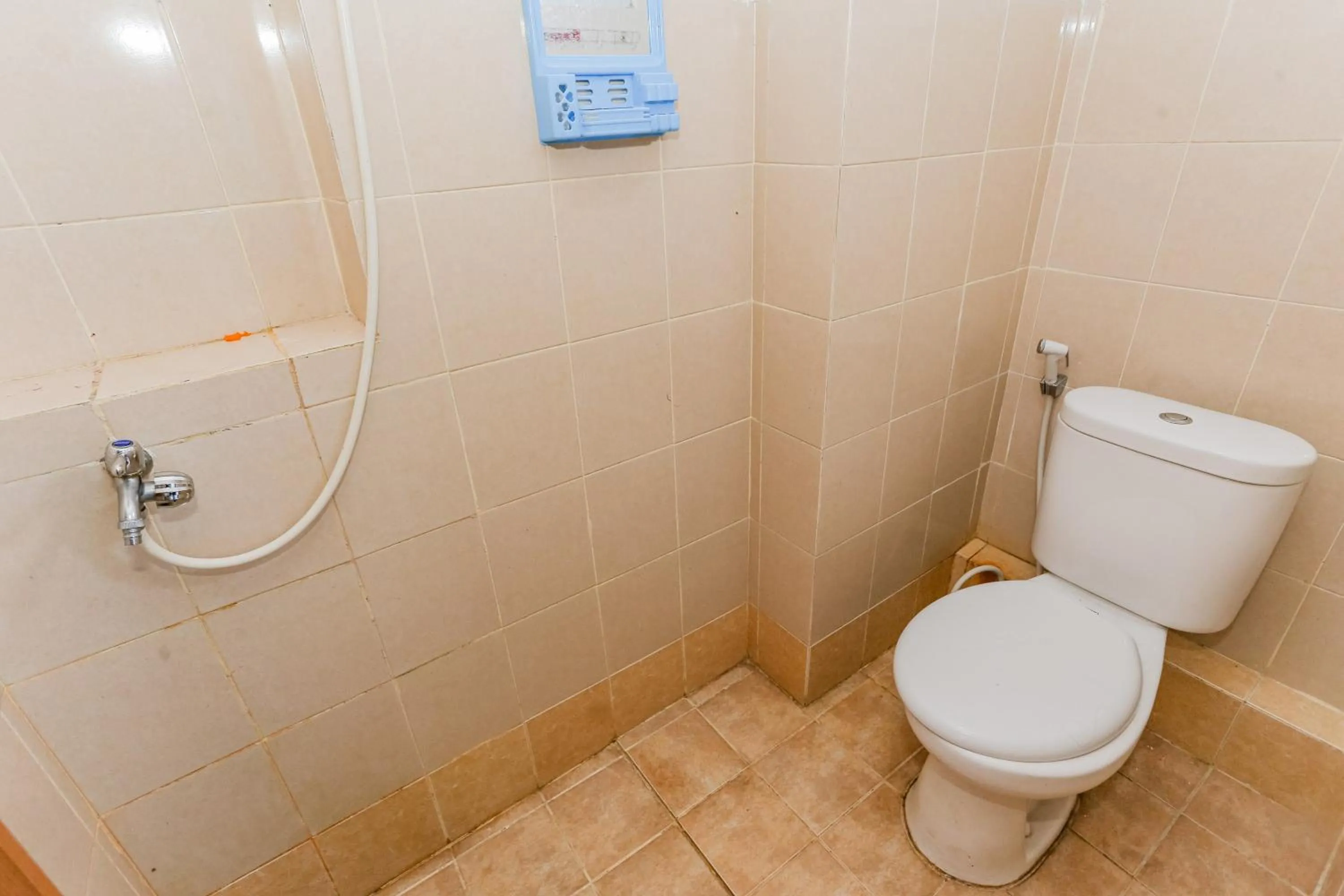 Bathroom in Hotel O Ciputat Near Apartment Green Lake View Ciputat