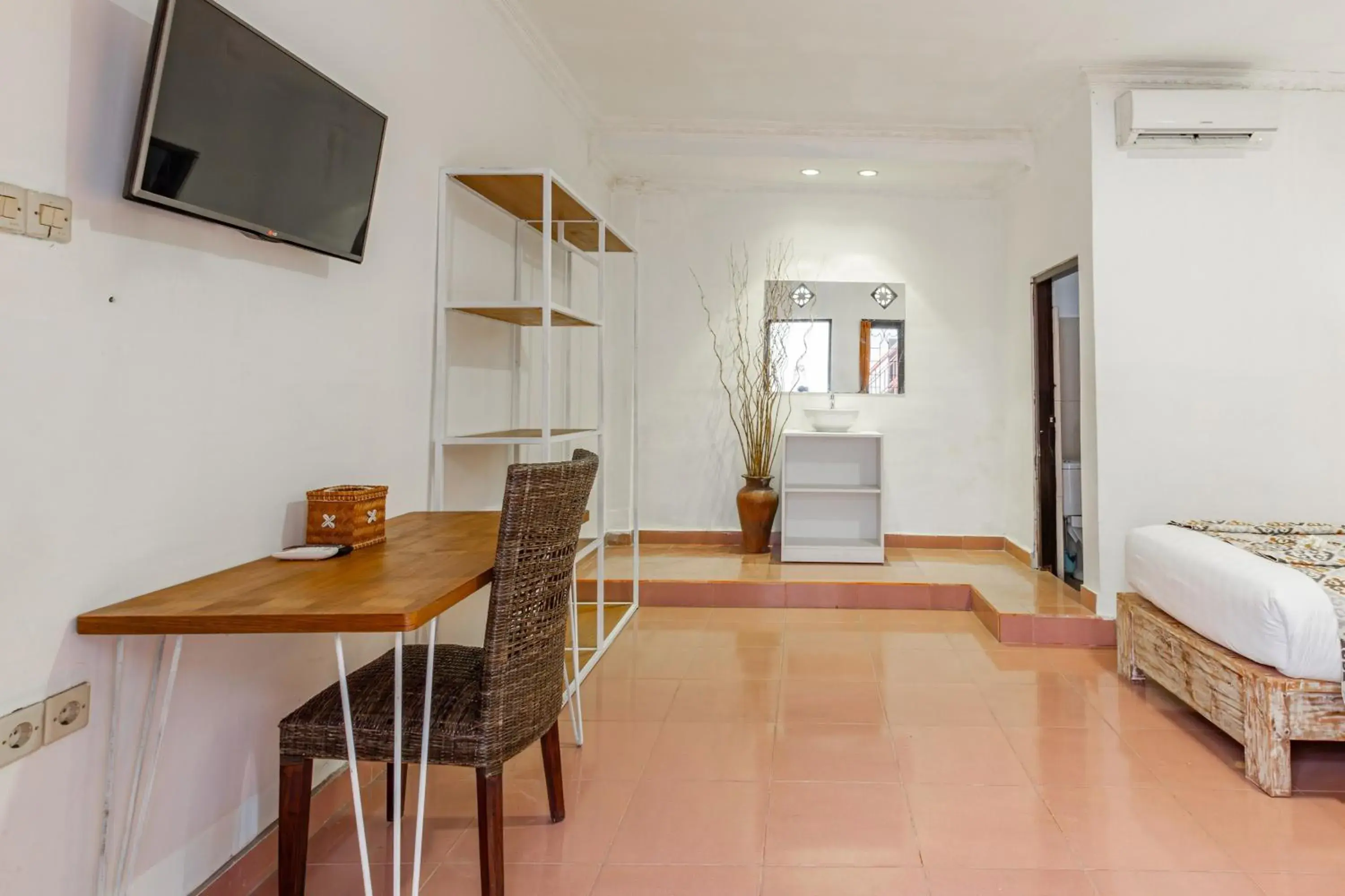 Economy Twin Room in Capital O 93944 Geweka Homestay Economy Twin Room in Capital O 93944 Geweka Homestay