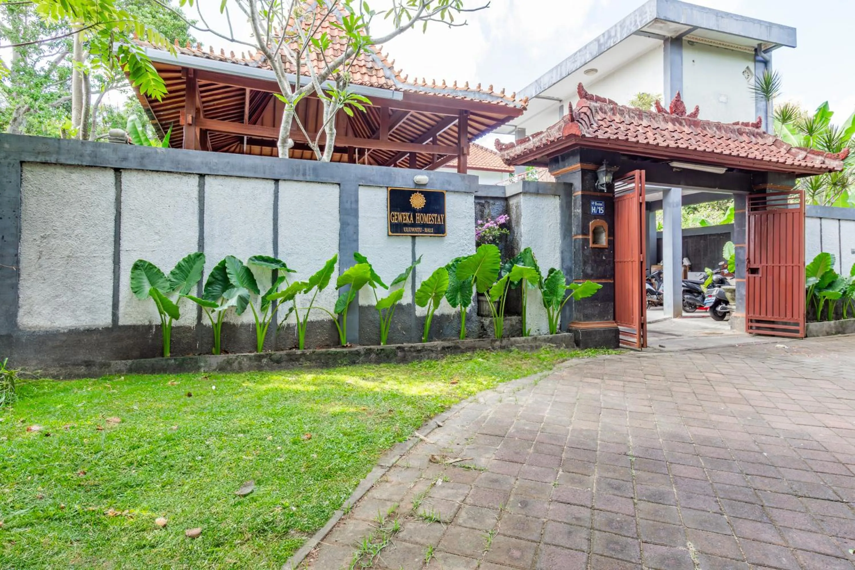 Facade/entrance in Capital O 93944 Geweka Homestay