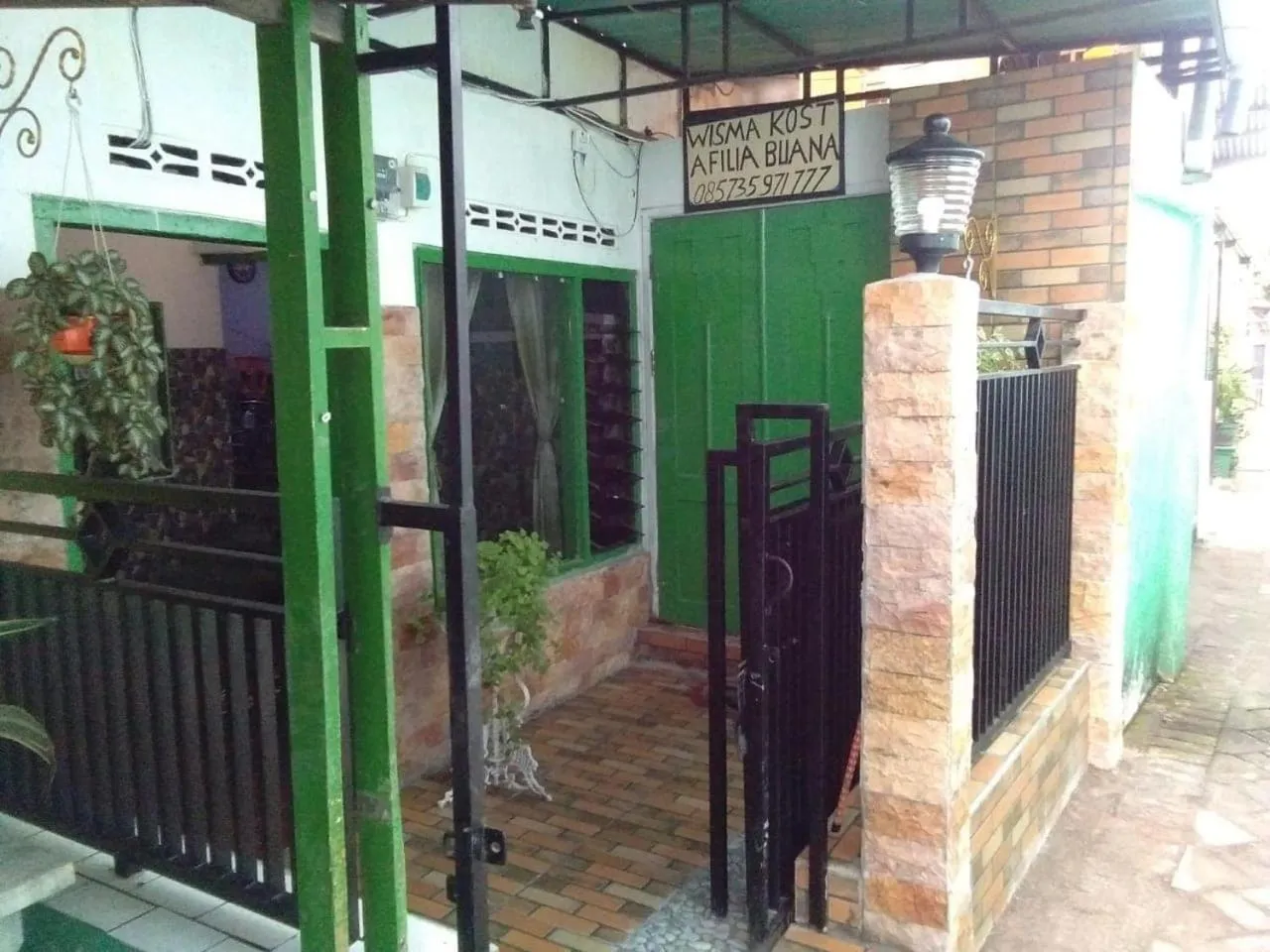 Facade/entrance in Hotel O Wisma Kost & Penginapan Afilia Buana Syariah