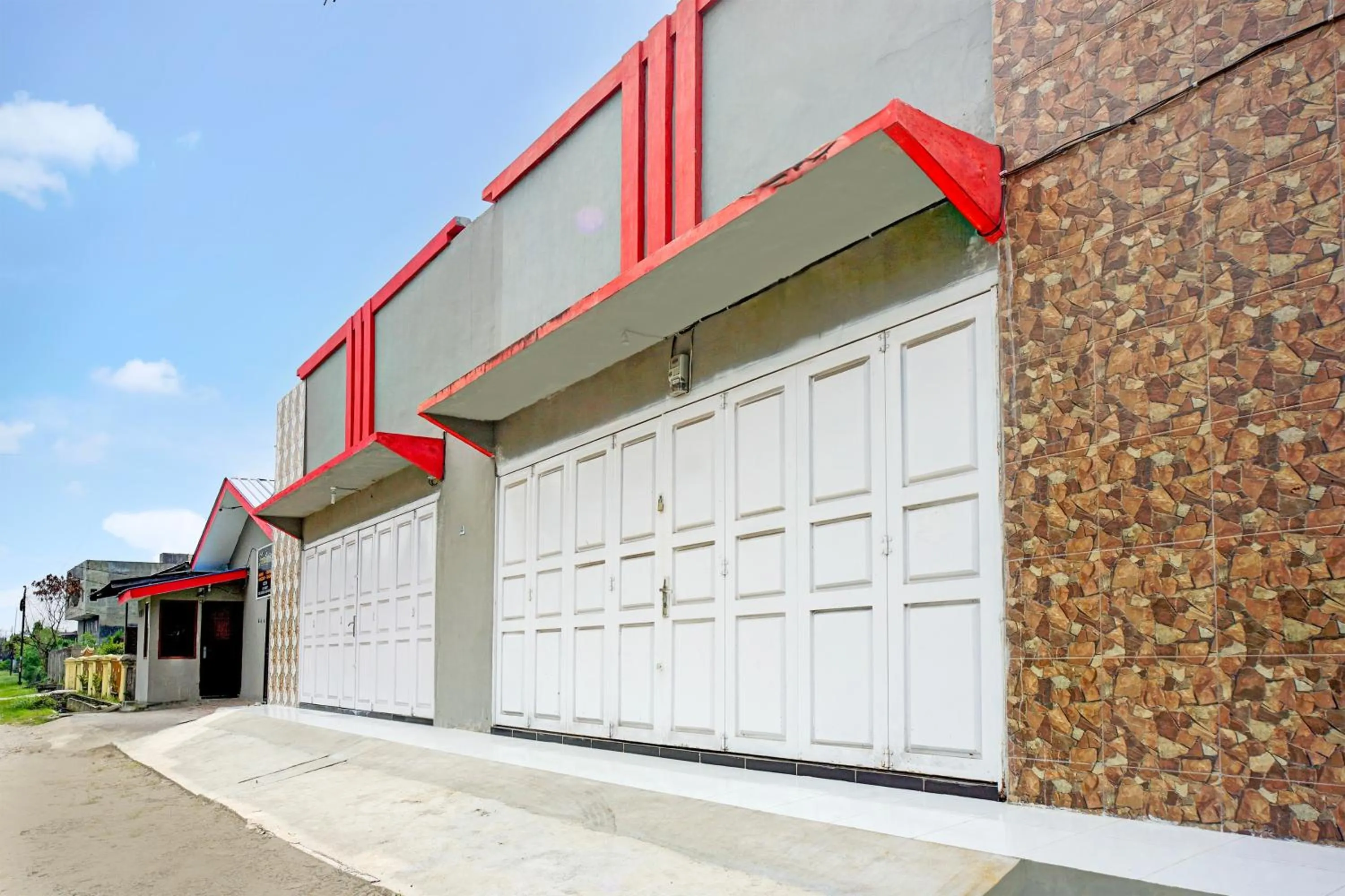 Facade/entrance in Hotel O Family Guesthouse