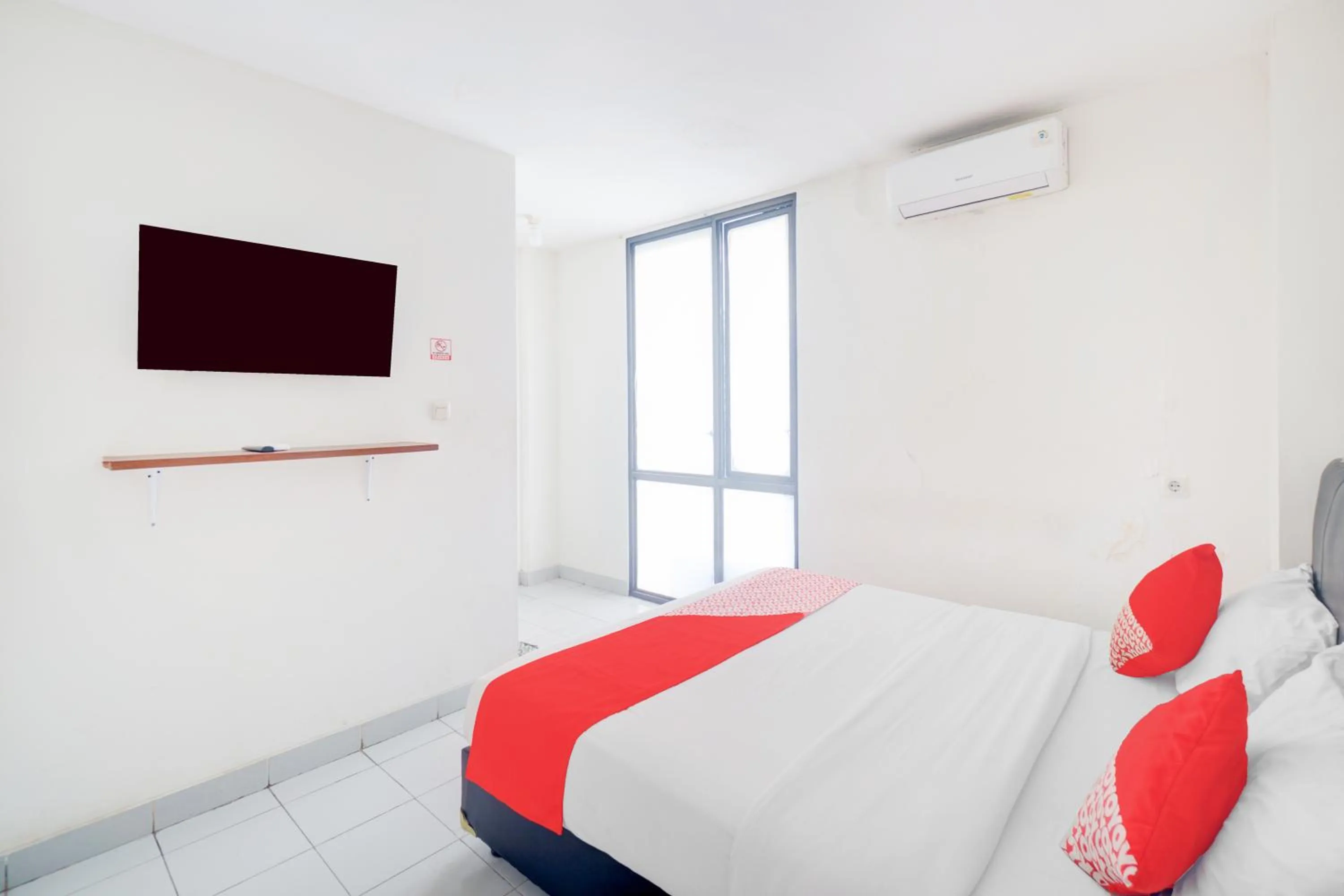 Photo of the whole room, Bed in Hotel O J&B Smart Jatinegara