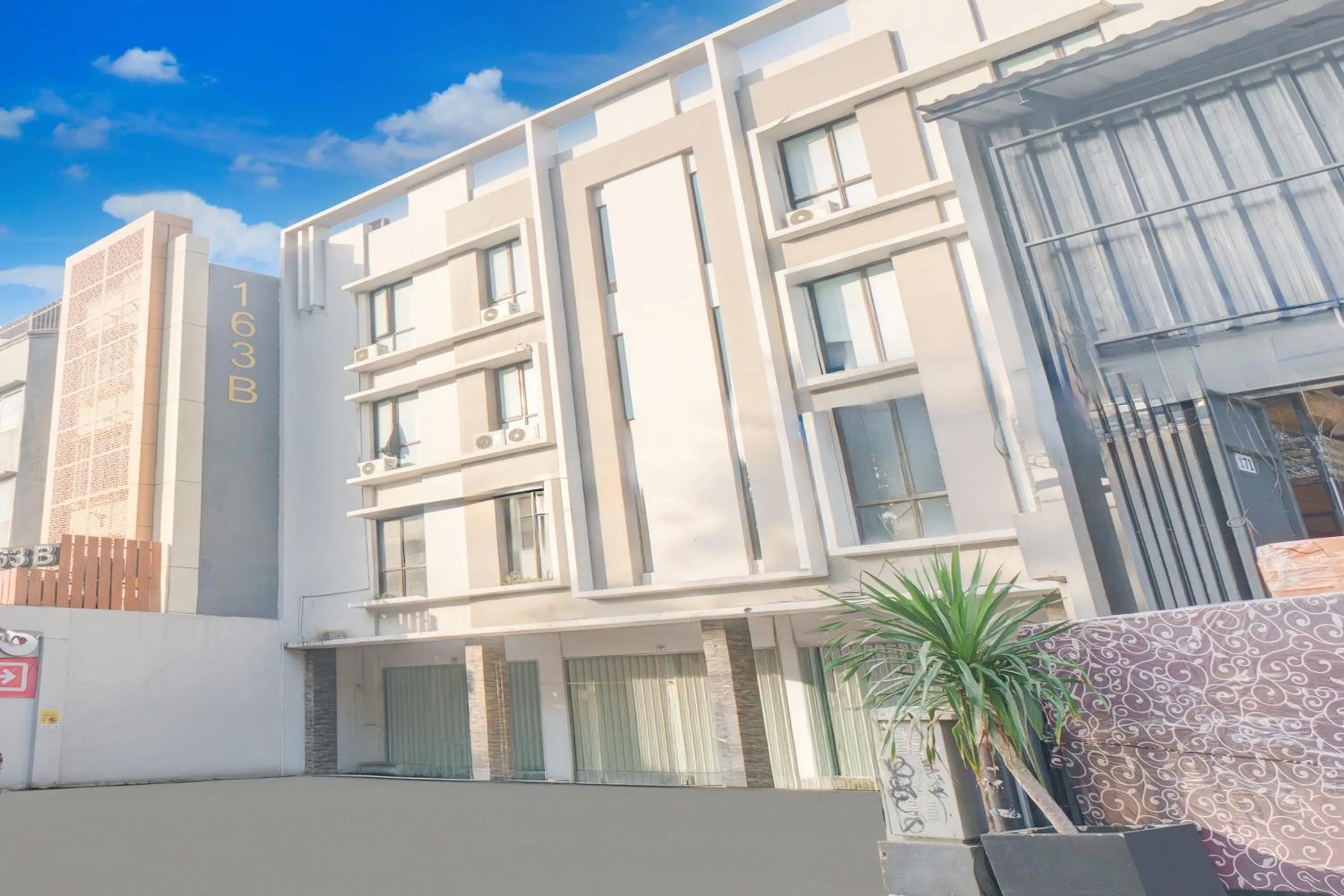 Property building in Hotel O J&B Smart Jatinegara