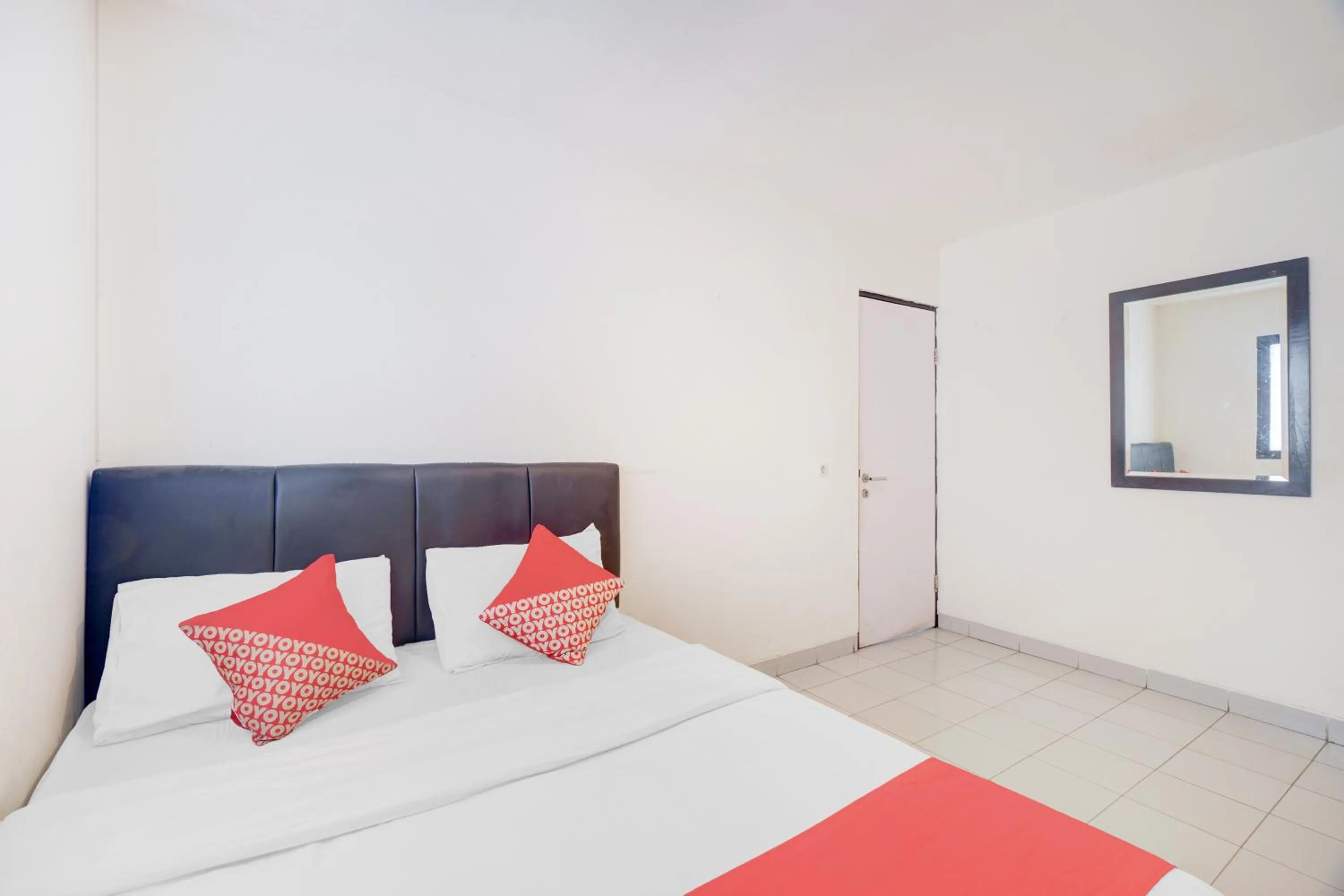 Photo of the whole room, Bed in Hotel O J&B Smart Jatinegara