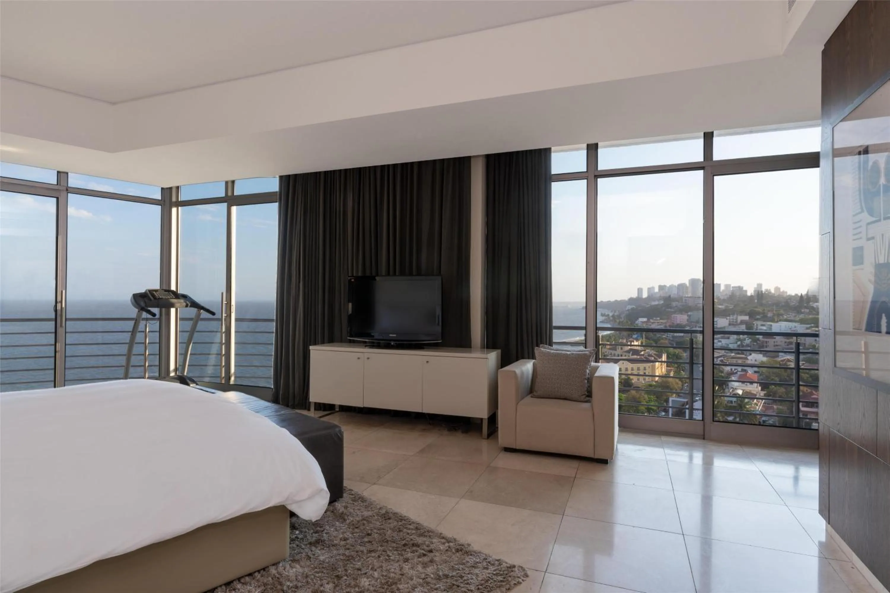 Photo of the whole room, Bed in Radisson Blu Hotel & Residence Maputo