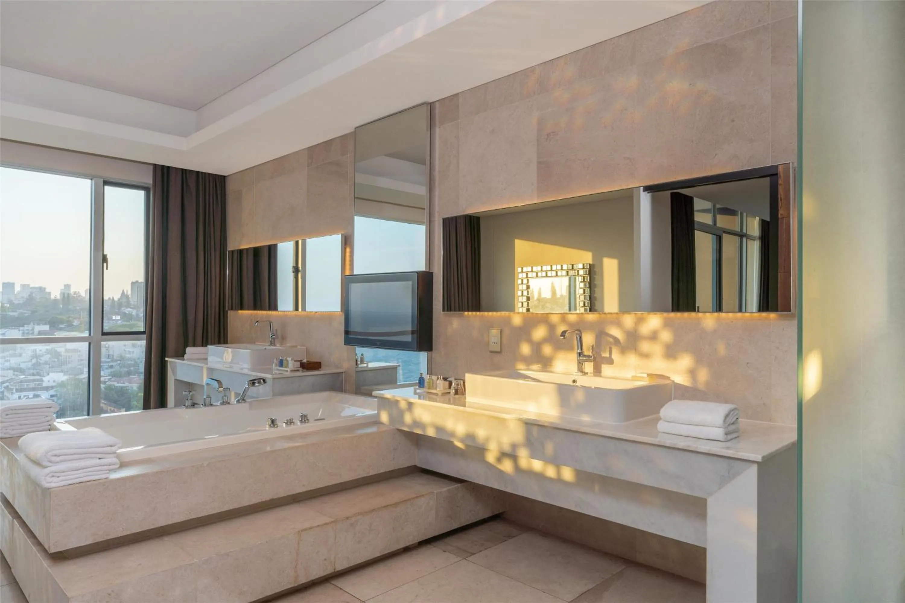 Bathroom, Bed in Radisson Blu Hotel & Residence Maputo