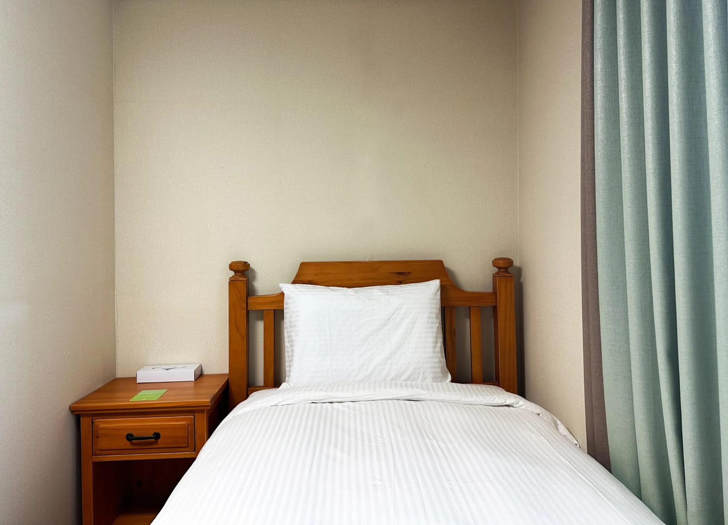 Bed in Crown Harbor Hotel Busan