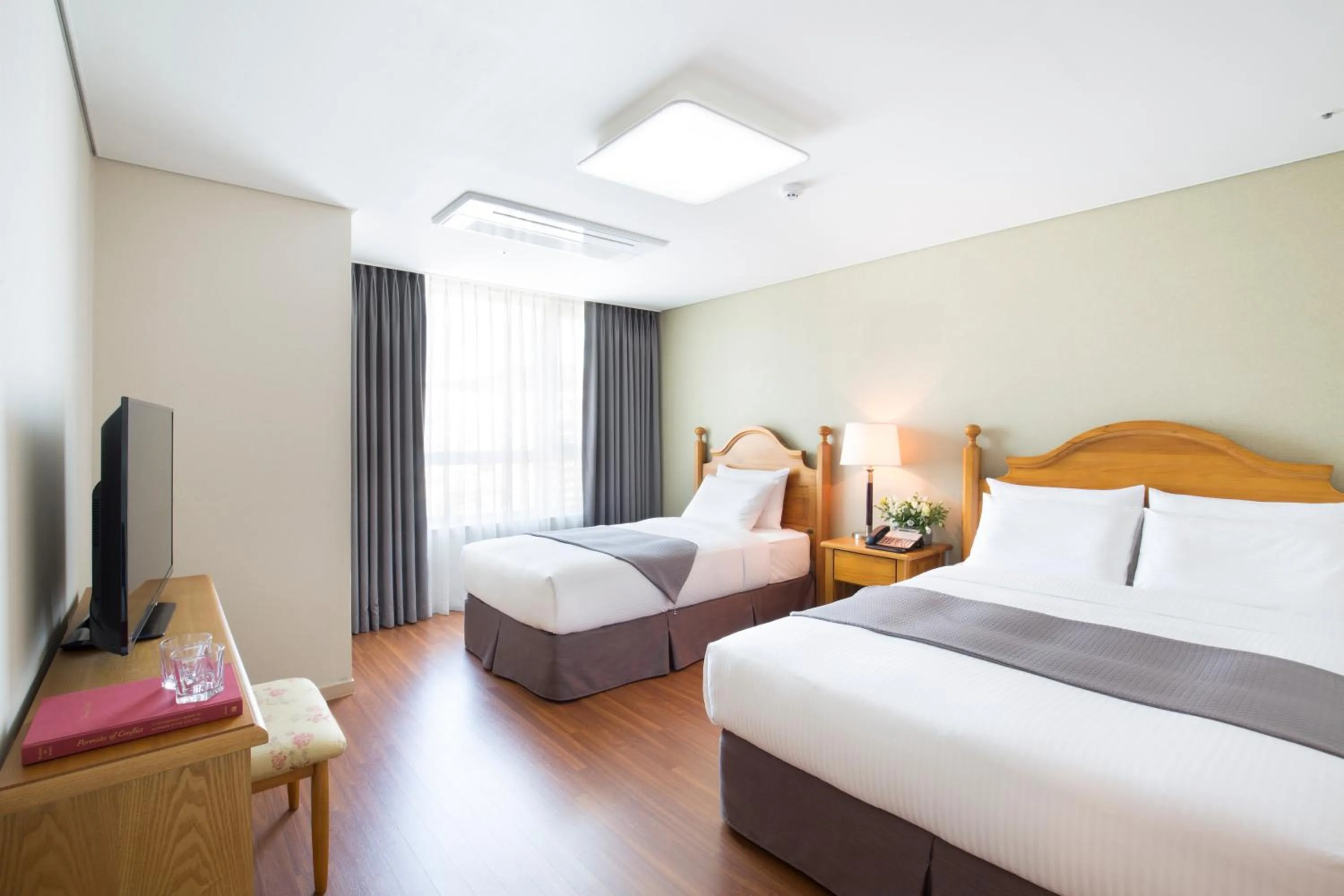 Bed in Crown Harbor Hotel Busan