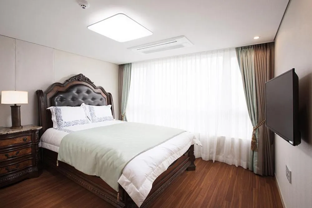 Bed in Crown Harbor Hotel Busan